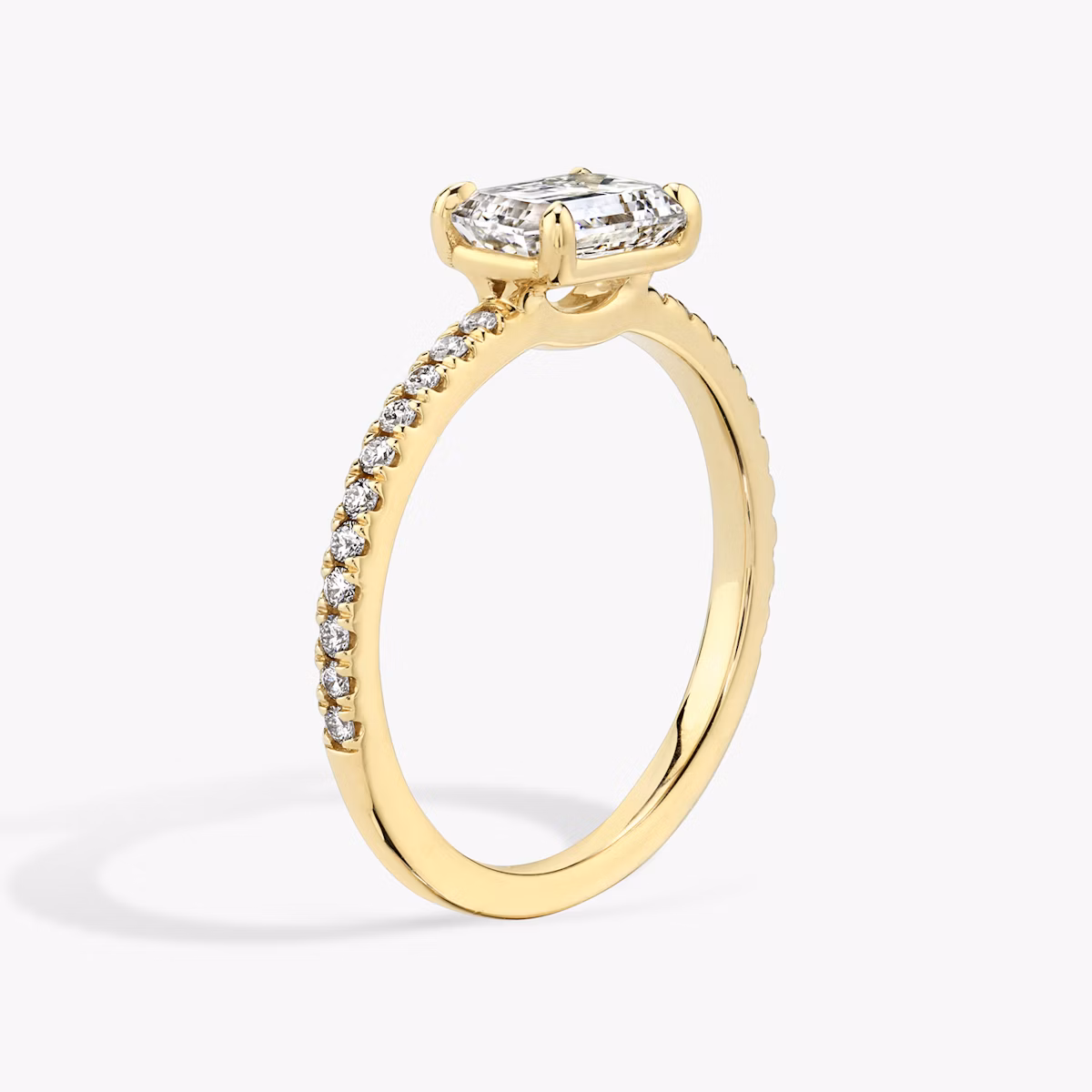 Anillo de compromiso Signature | Esmeralda | 18k | Oro amarillo | bandAccent: Pavé | bandWidth: standard | diamondOrientation: horizontal | hiddenHalo: no | caratWeight: other