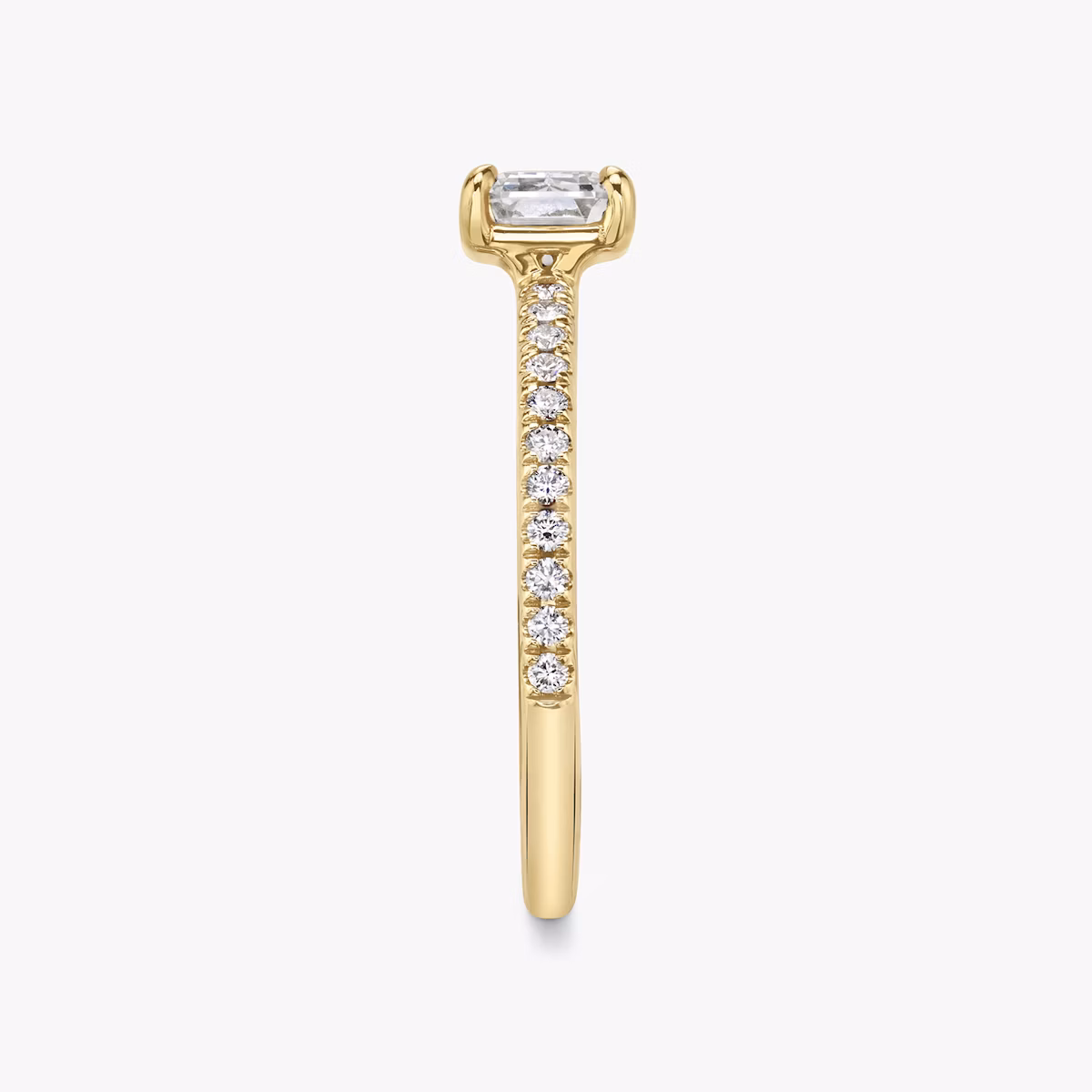 Anillo de compromiso Signature | Esmeralda | 18k | Oro amarillo | bandAccent: Pavé | bandWidth: standard | diamondOrientation: horizontal | hiddenHalo: no | caratWeight: other