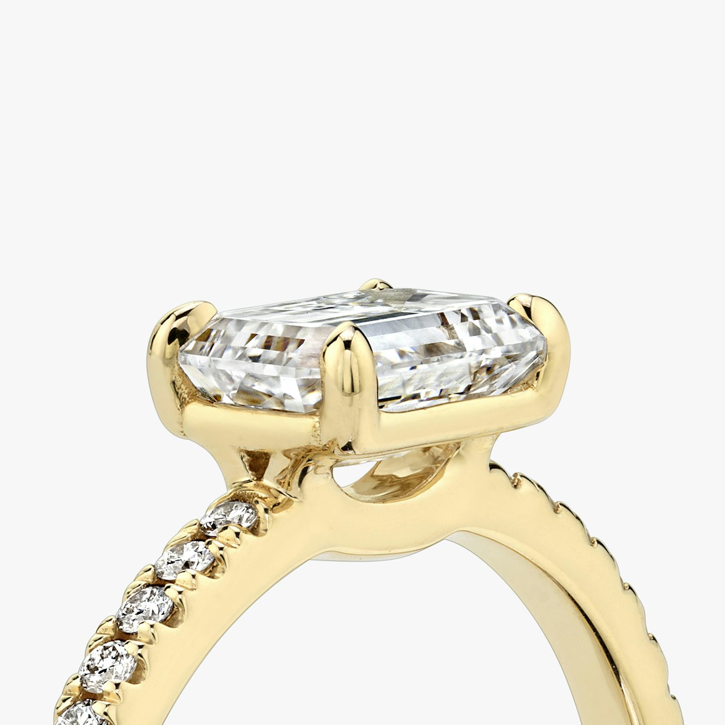 Bague de fiançailles Signature  | Émeraude | 18k | Or jaune | bandAccent: Pavé | bandWidth: standard | diamondOrientation: horizontal | hiddenHalo: no | caratWeight: other