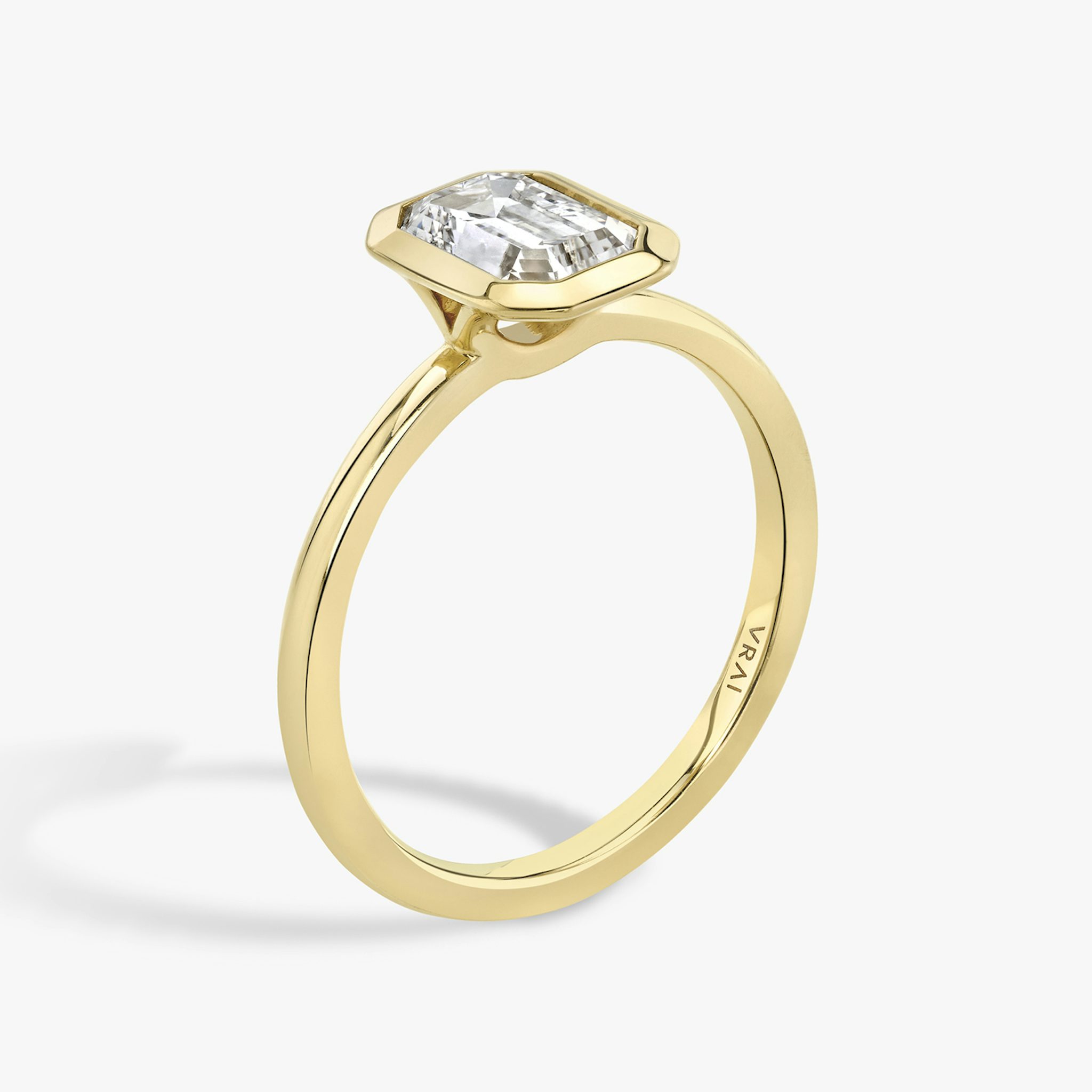The Signature Bezel | Emerald | 18k | Yellow Gold | bandAccent: Plain | diamondOrientation: vertical | caratWeight: other