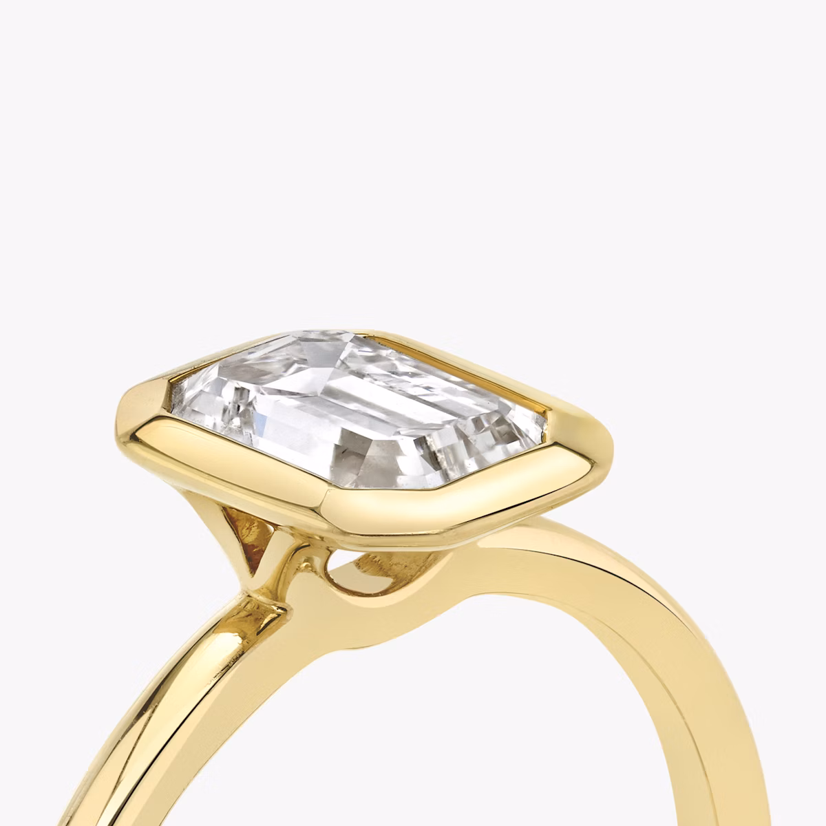 The Signature Bezel | Emerald | 18k | Yellow Gold | bandAccent: Plain | diamondOrientation: vertical | caratWeight: other
