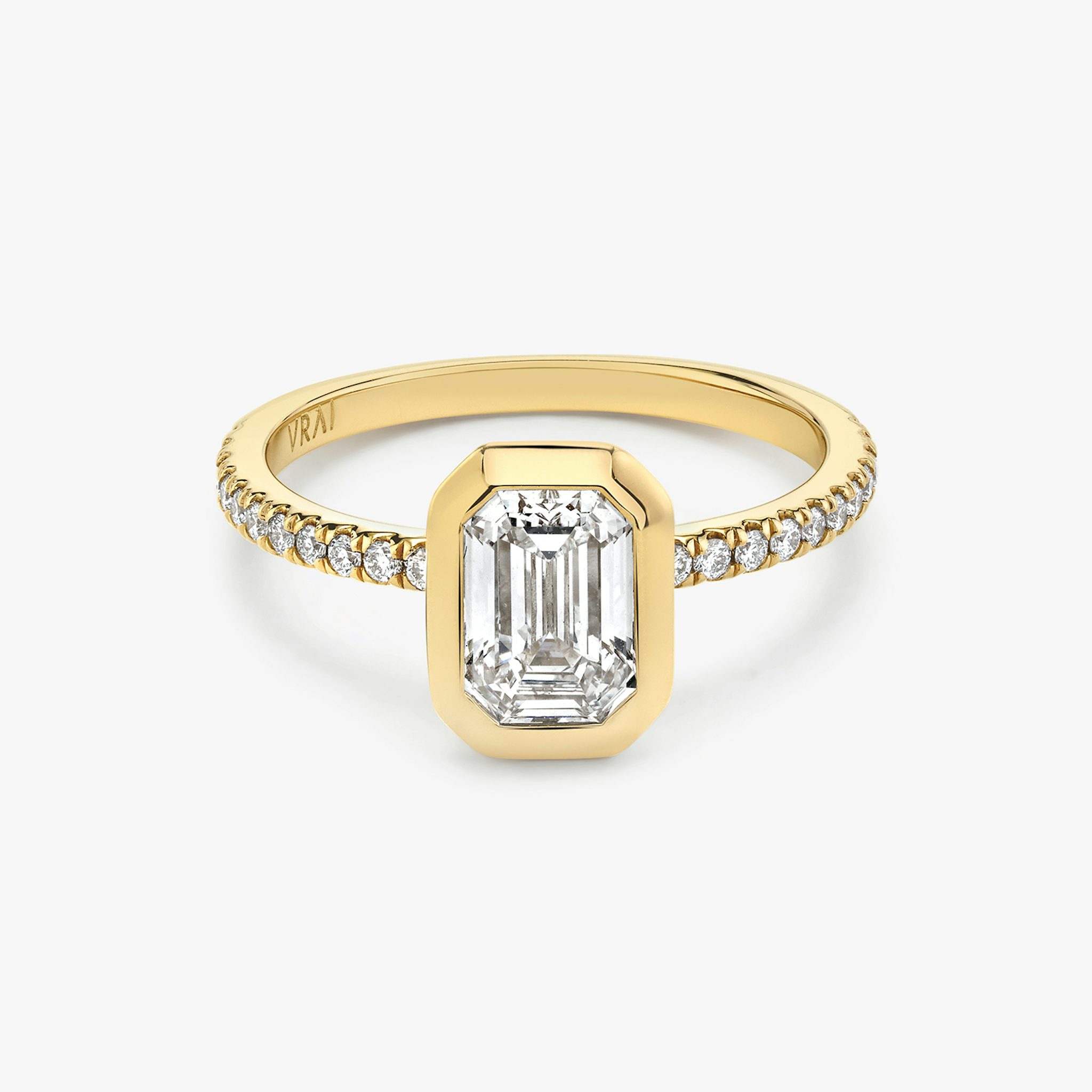 The Signature Bezel | Emerald | 18k | Yellow Gold | bandAccent: Pavé | diamondOrientation: vertical | caratWeight: other