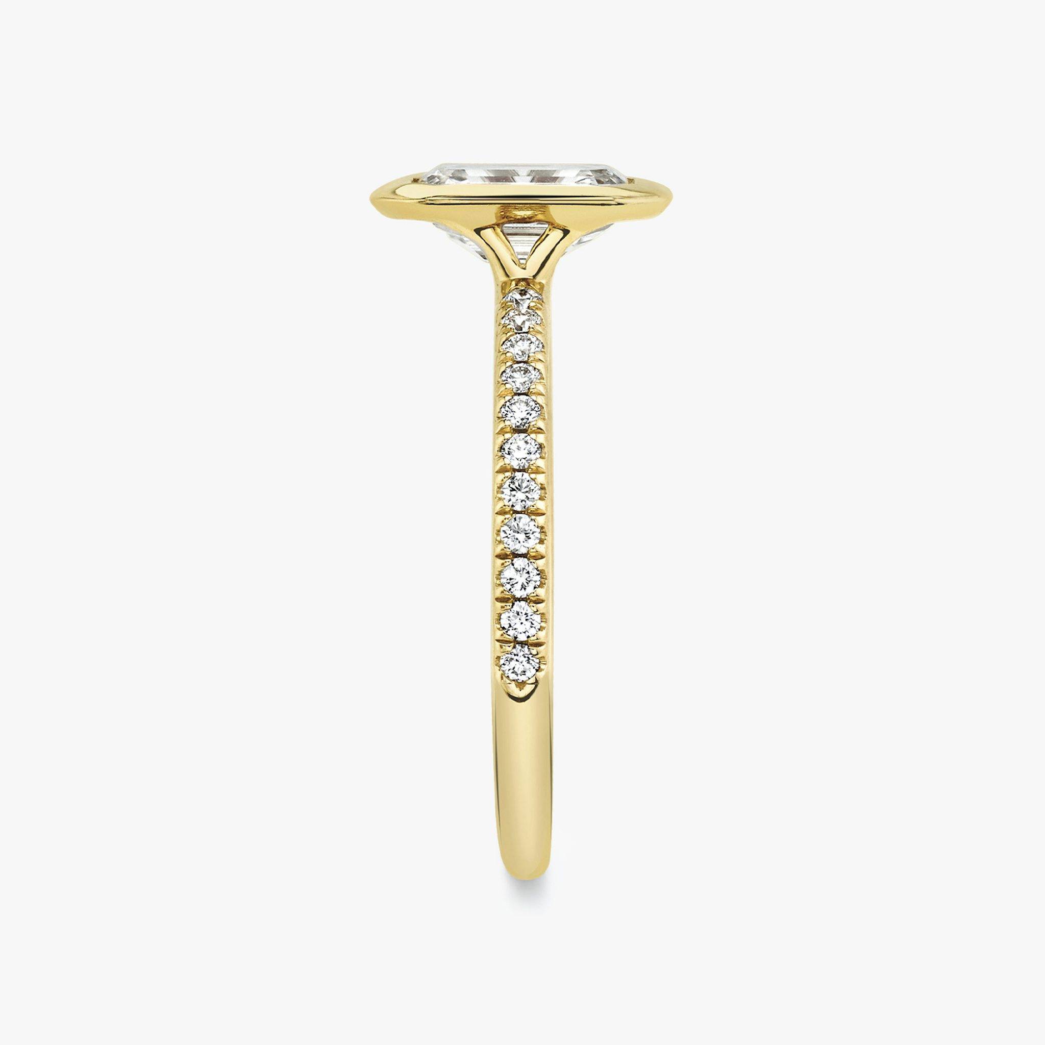 The Signature Bezel | Emerald | 18k | Yellow Gold | bandAccent: Pavé | diamondOrientation: vertical | caratWeight: other