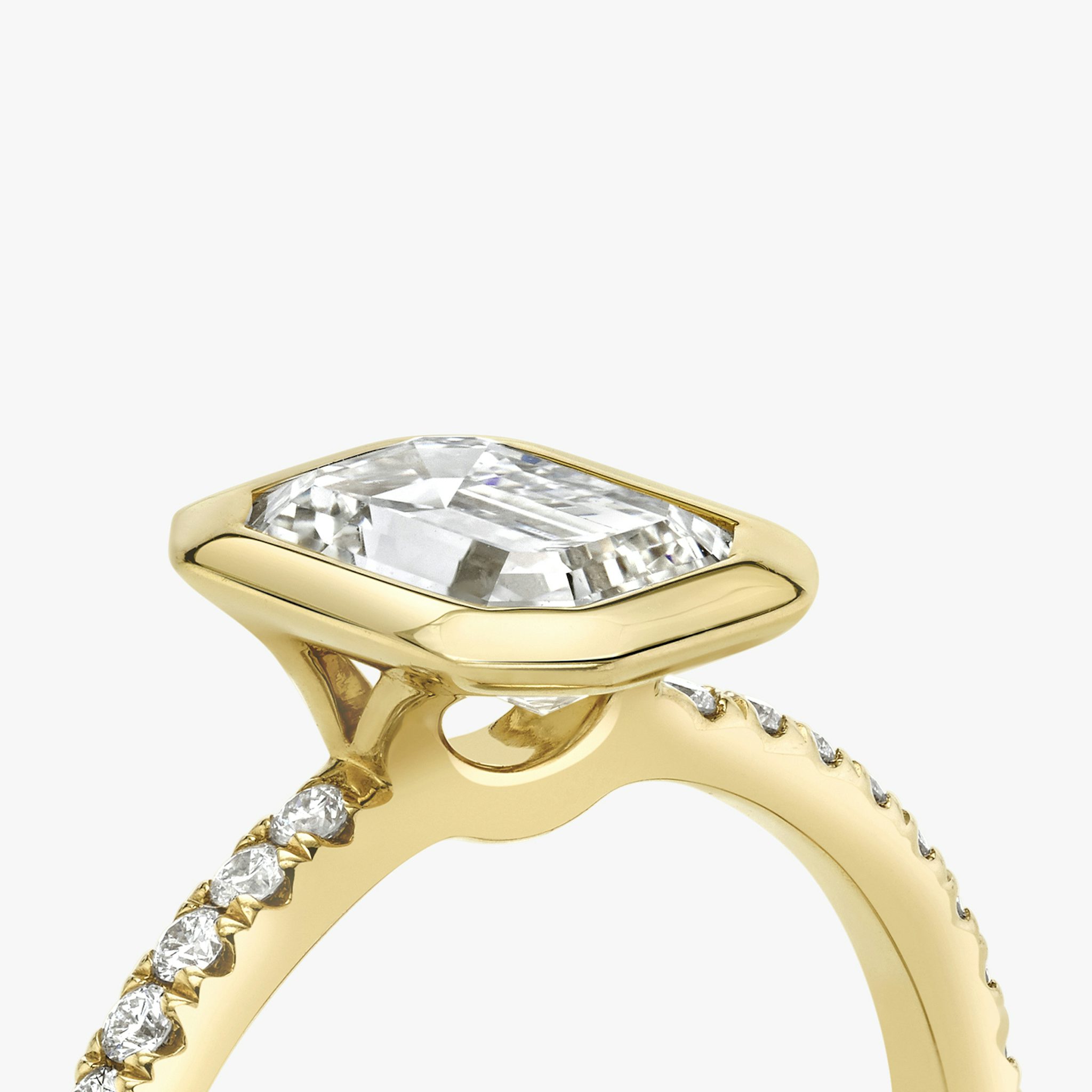 The Signature Bezel | Emerald | 18k | Yellow Gold | bandAccent: Pavé | diamondOrientation: vertical | caratWeight: other