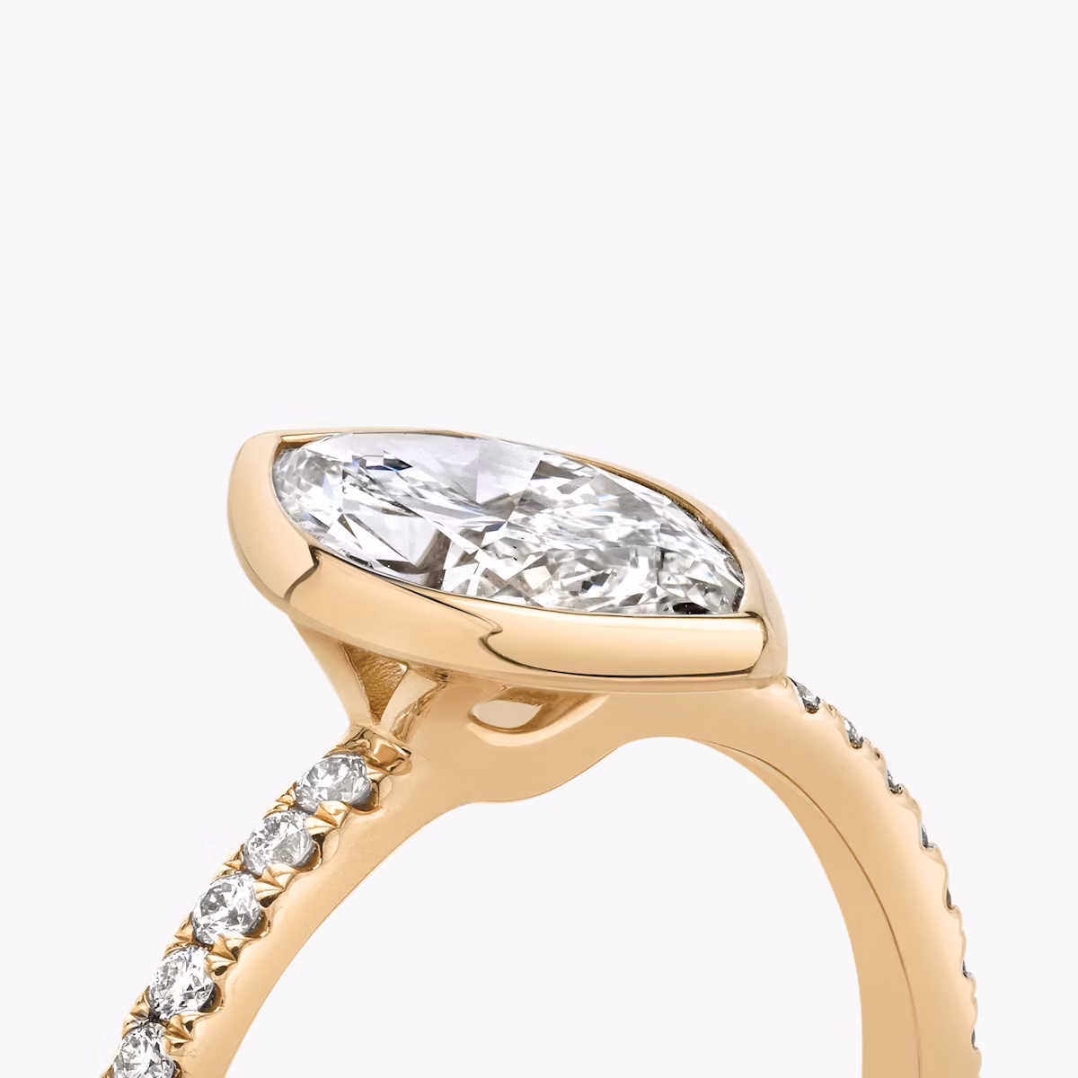 Signature Bezel | Marquise | 14k | Roségold | bandAccent: Mit Pavé-Besatz | diamondOrientation: vertical | caratWeight: other