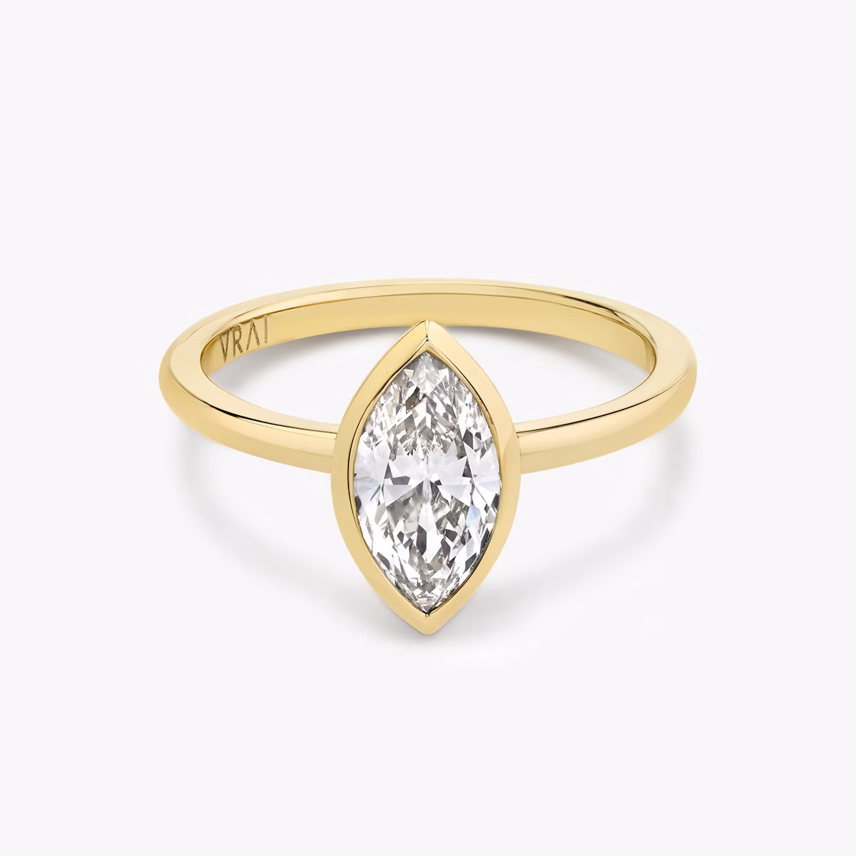 Anillo de compromiso Signature Bezel | Marquise | 18k | Oro amarillo | bandAccent: Simple | diamondOrientation: vertical | caratWeight: other
