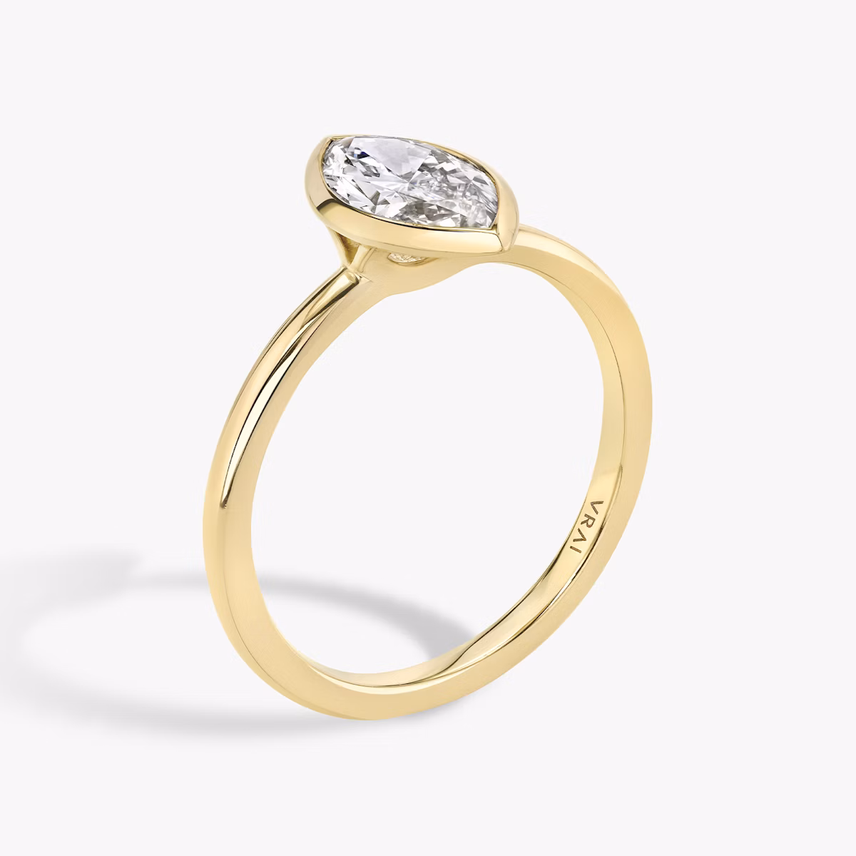 Anillo de compromiso Signature Bezel | Marquise | 18k | Oro amarillo | bandAccent: Simple | diamondOrientation: vertical | caratWeight: other