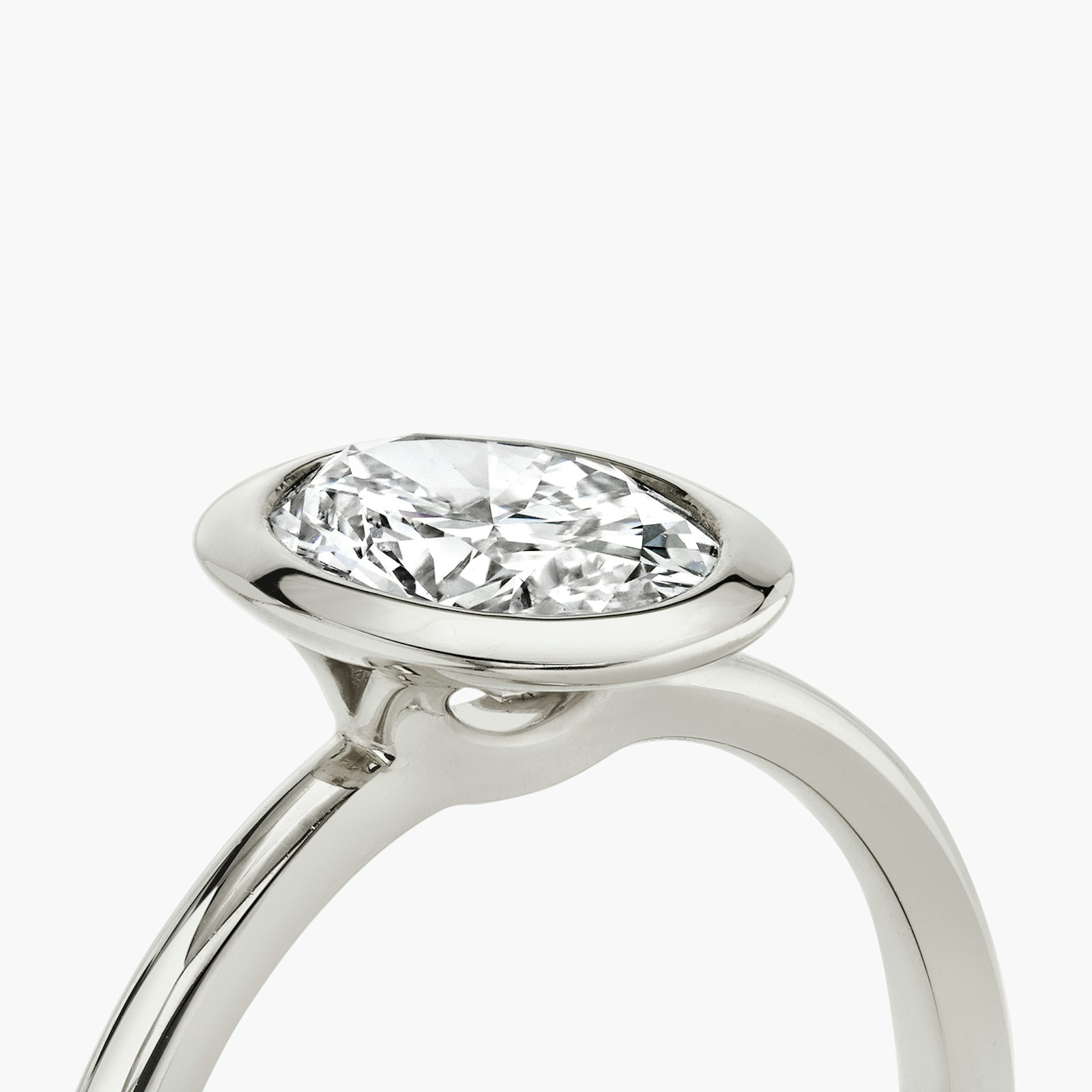 The Signature Bezel | Oval | Platinum | bandAccent: Plain | diamondOrientation: vertical | caratWeight: other