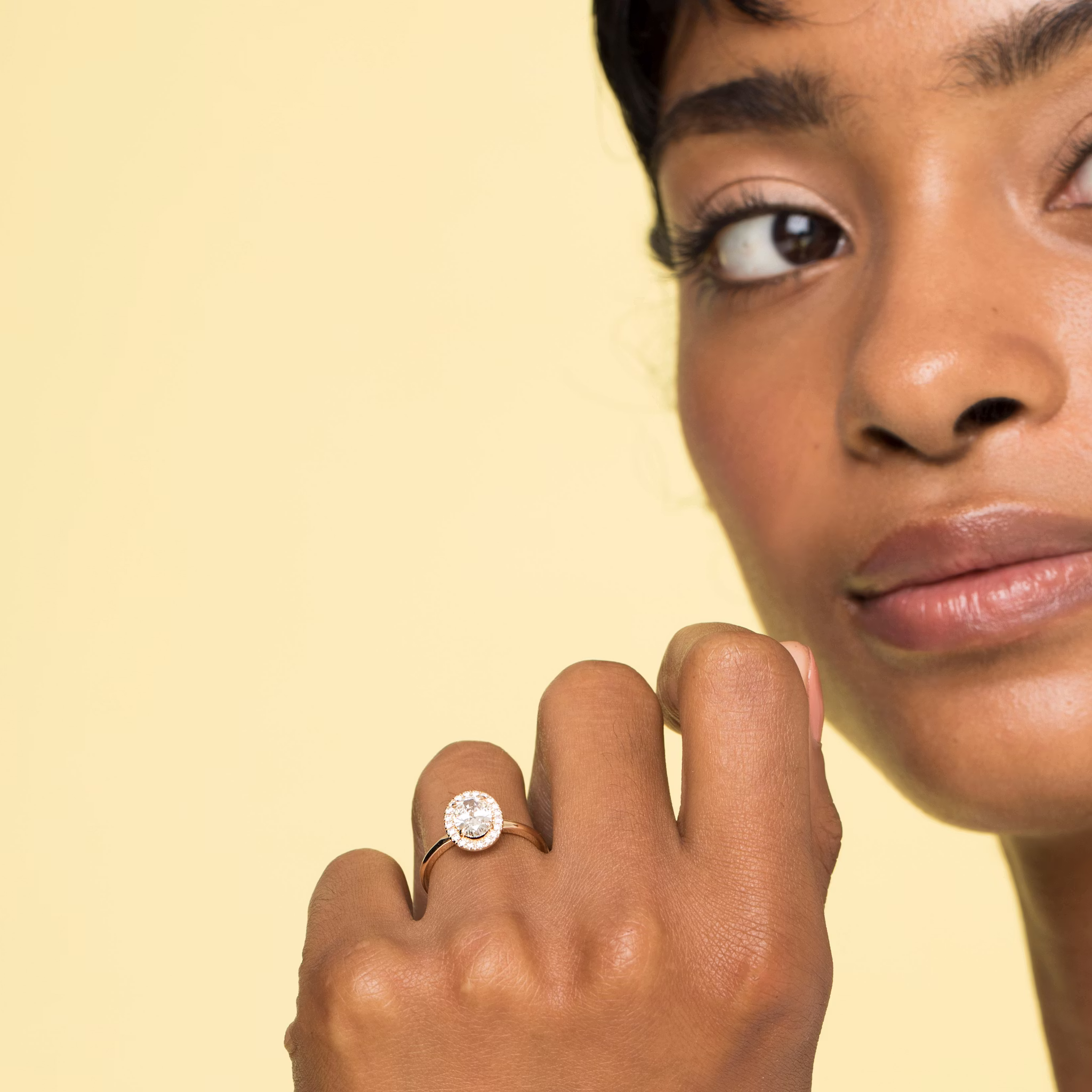 The Halo | Oval | Platinum | bandAccent: Plain | haloSize: original | diamondOrientation: vertical | caratWeight: other