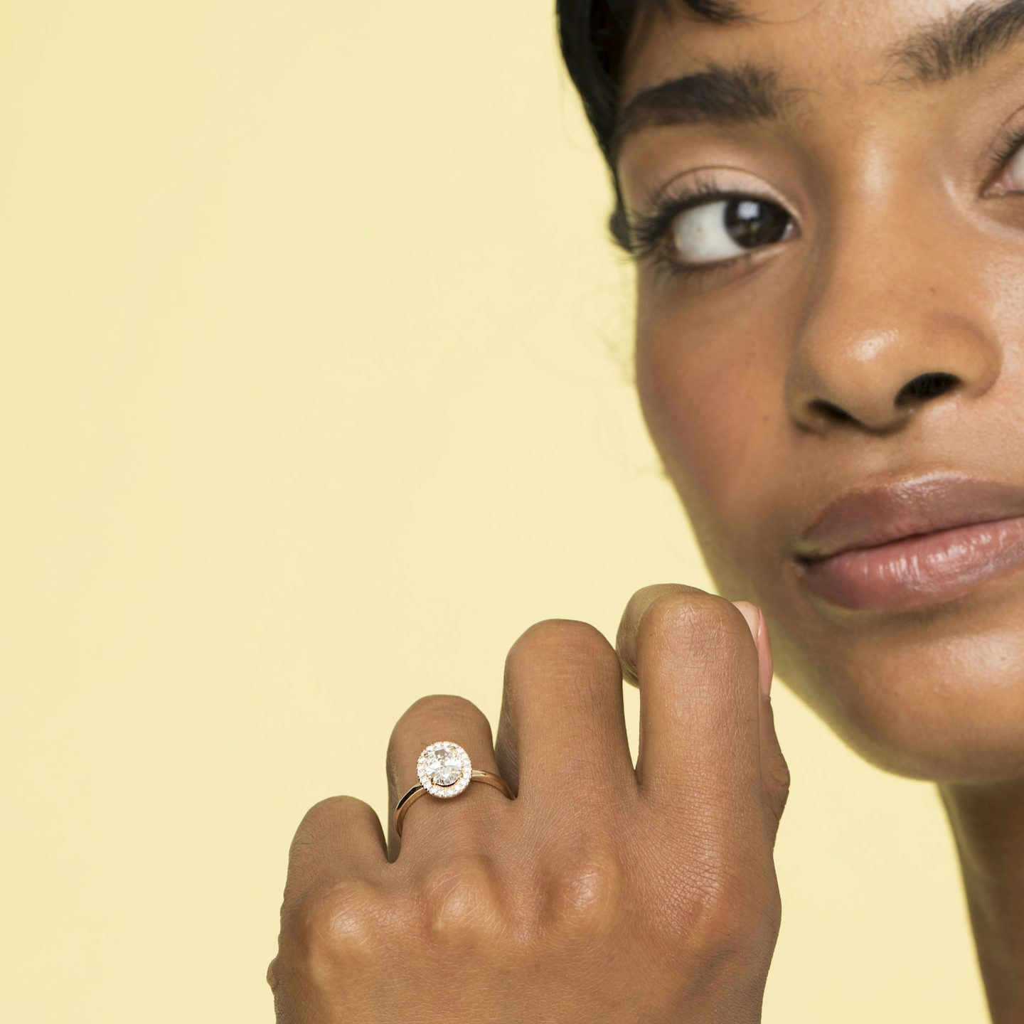 The Halo | Oval | 18k | Yellow Gold | bandAccent: Plain | haloSize: original | diamondOrientation: vertical | caratWeight: other