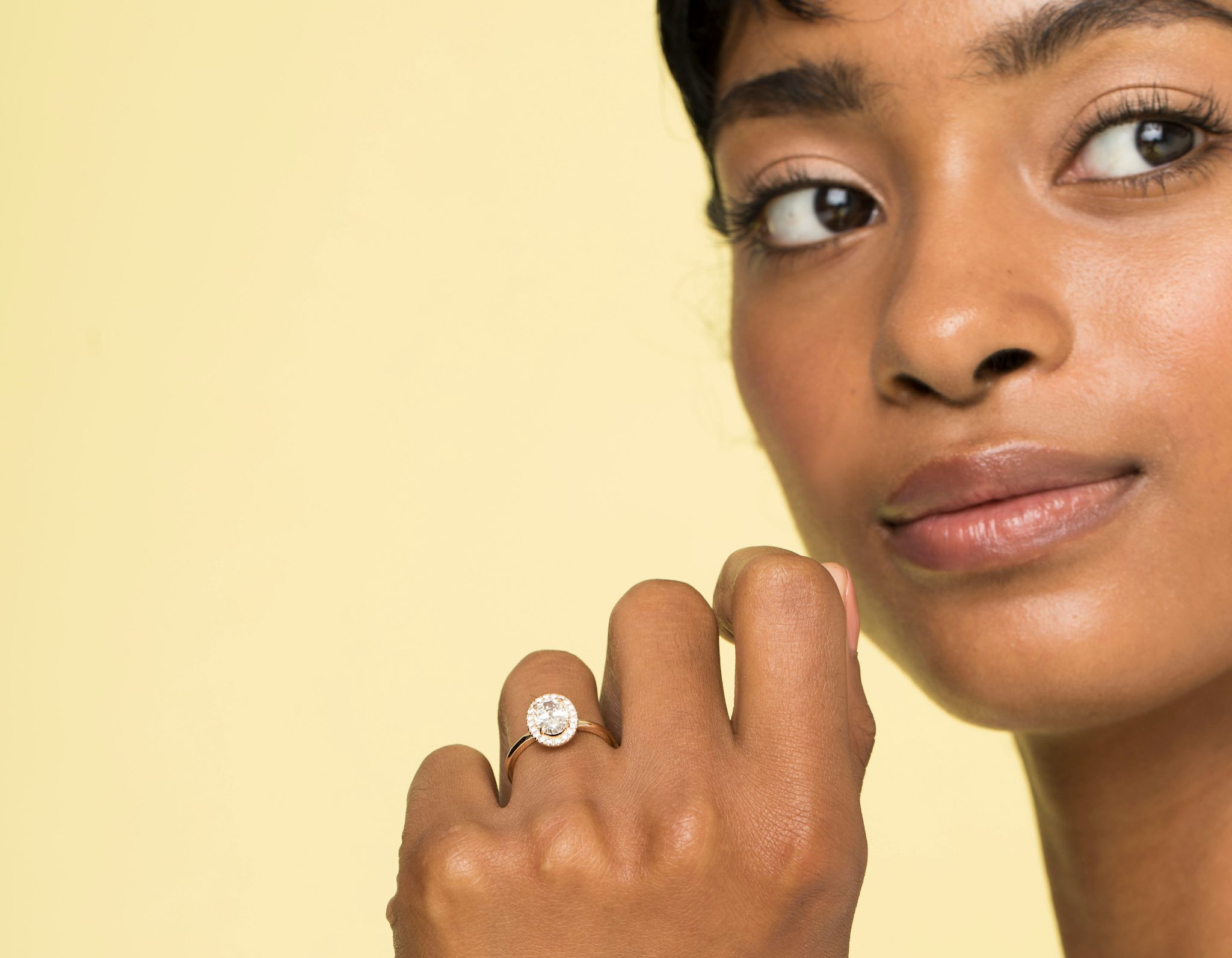 The Halo | Oval | 18k | Yellow Gold | bandAccent: Plain | haloSize: original | diamondOrientation: vertical | caratWeight: other