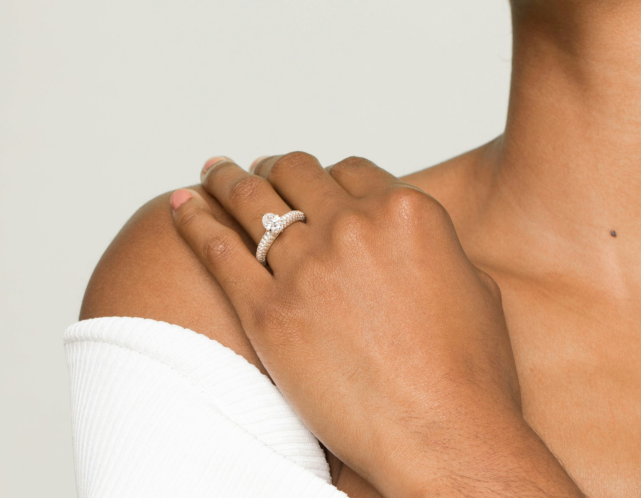 The Curator | Oval | 18k | White Gold | bandAccent: Pavé | diamondOrientation: vertical | caratWeight: other