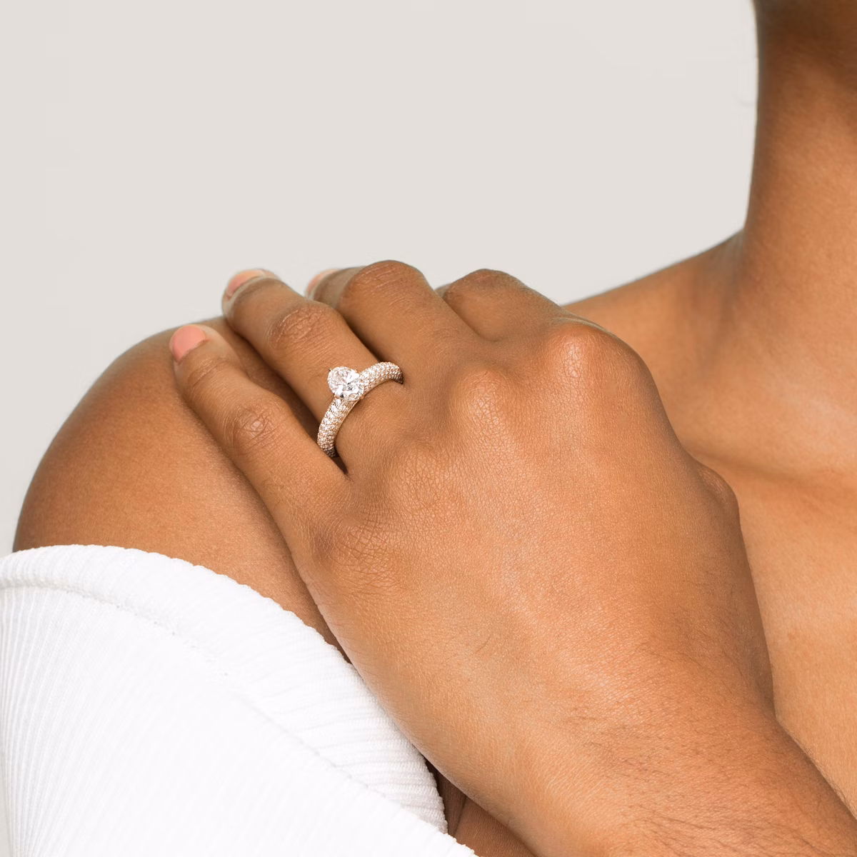 The Curator | Oval | Platinum | bandAccent: Pavé | diamondOrientation: vertical | caratWeight: other