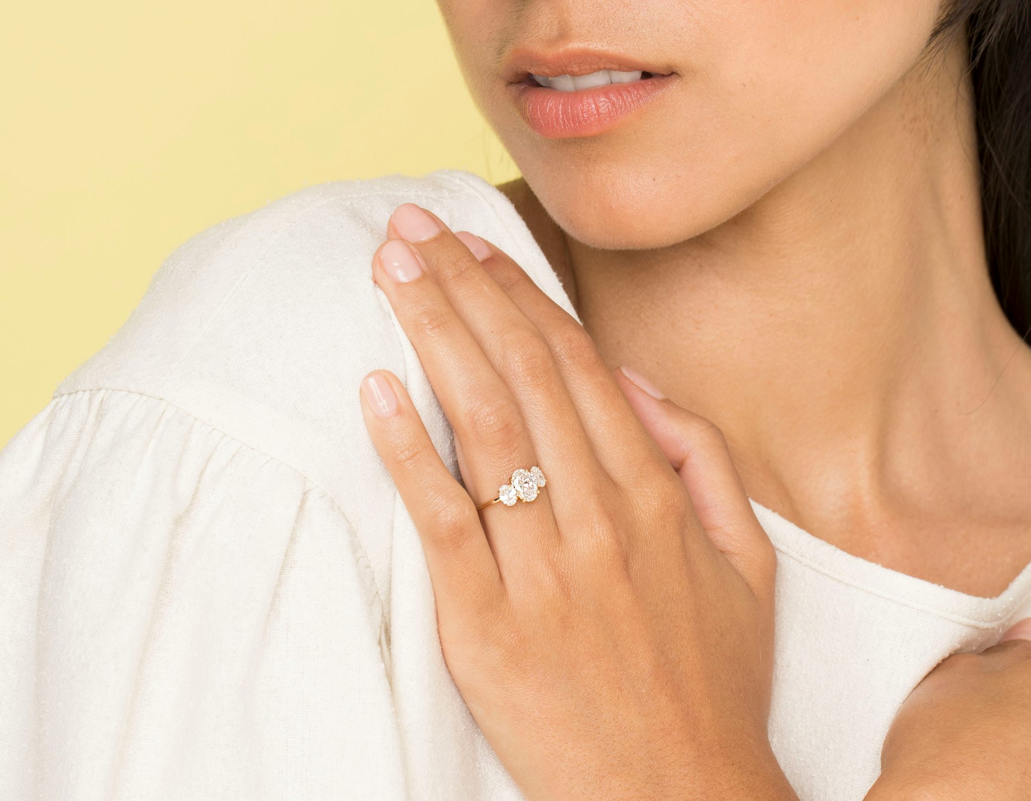 The Three Stone | Oval | 18k | Yellow Gold | bandAccent: Plain | sideStoneCarat: 0.25ct | sideStoneShape: Oval | diamondOrientation: vertical | caratWeight: other