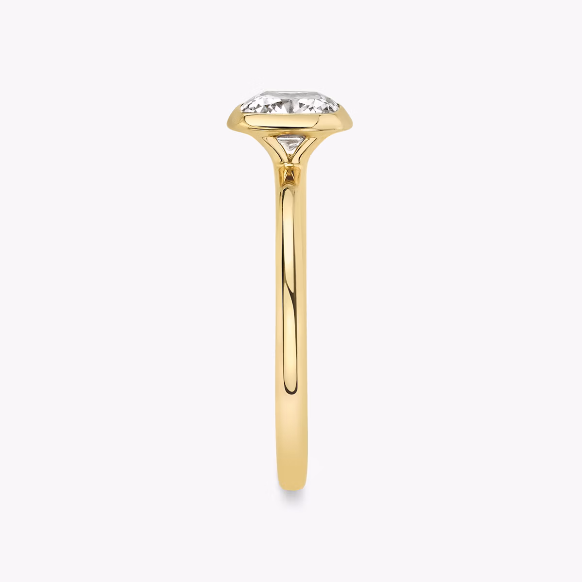 Anillo de compromiso Signature Bezel | Cojín | 18k | Oro amarillo | bandAccent: Simple | diamondOrientation: vertical | caratWeight: other