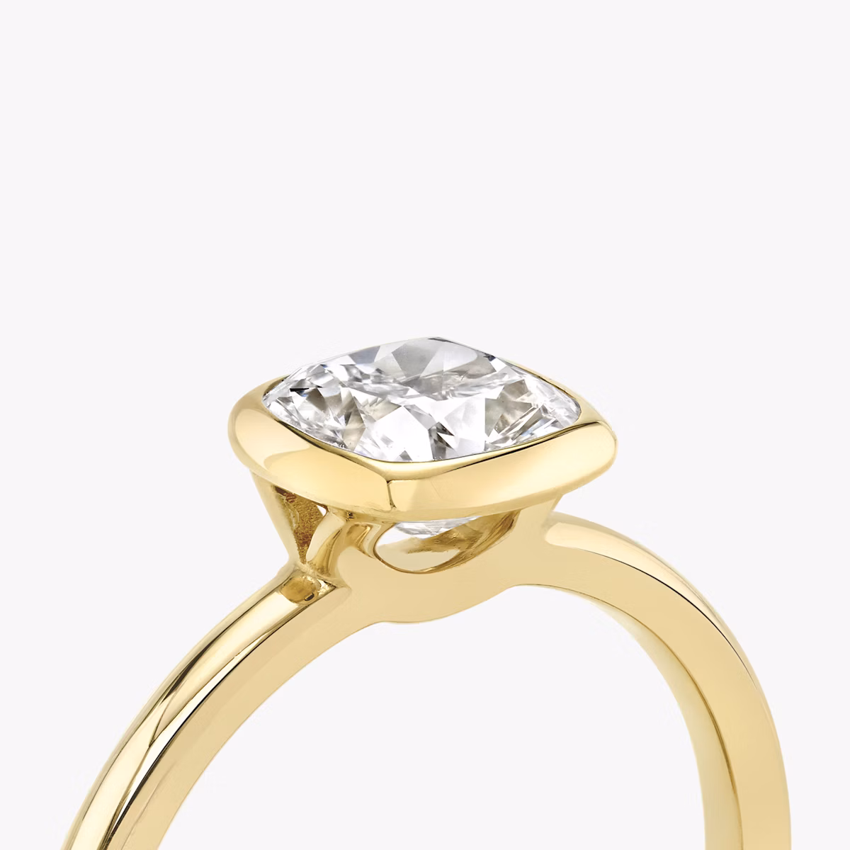 Anillo de compromiso Signature Bezel | Cojín | 18k | Oro amarillo | bandAccent: Simple | diamondOrientation: vertical | caratWeight: other