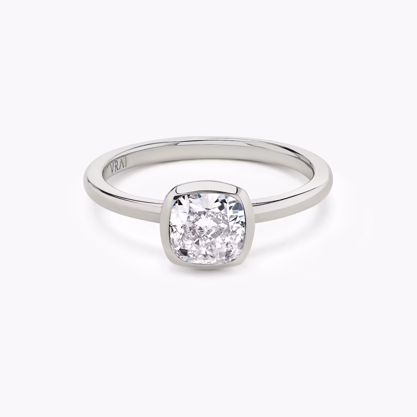 Anillo de compromiso Signature Bezel | Cojín | 18k | Oro blanco | bandAccent: Simple | diamondOrientation: horizontal | caratWeight: other