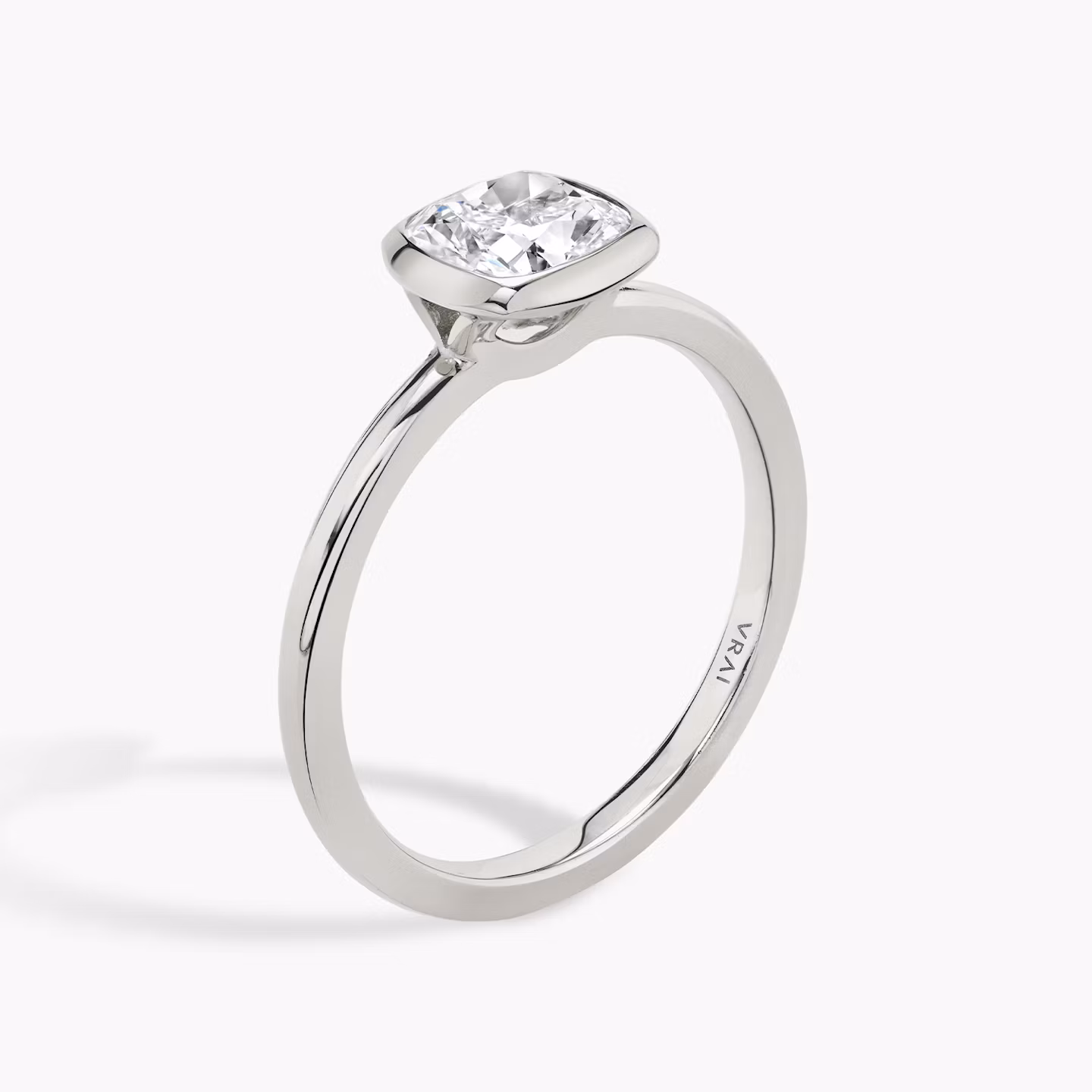 Anillo de compromiso Signature Bezel | Cojín | 18k | Oro blanco | bandAccent: Simple | diamondOrientation: horizontal | caratWeight: other