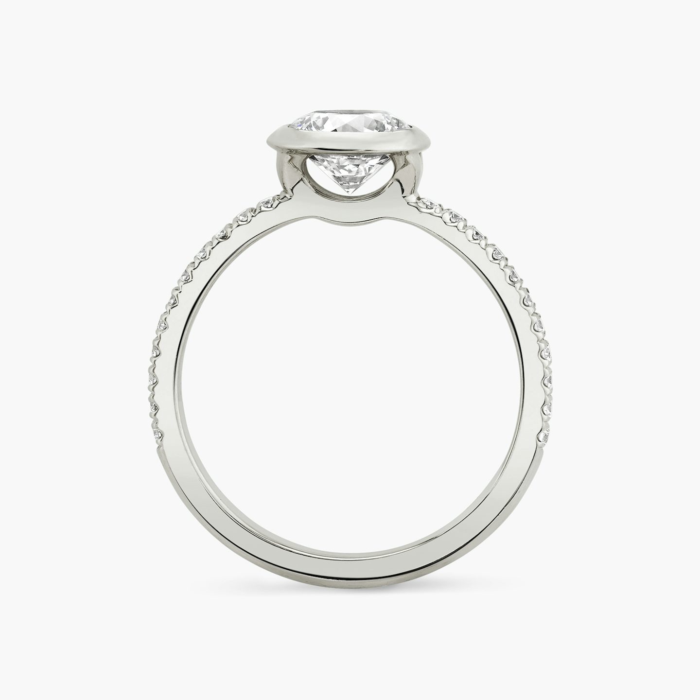 Anillo de compromiso Signature Bezel | Brillante | Platino | bandAccent: Pavé | caratWeight: 2.0ct | diamondOrientation: vertical