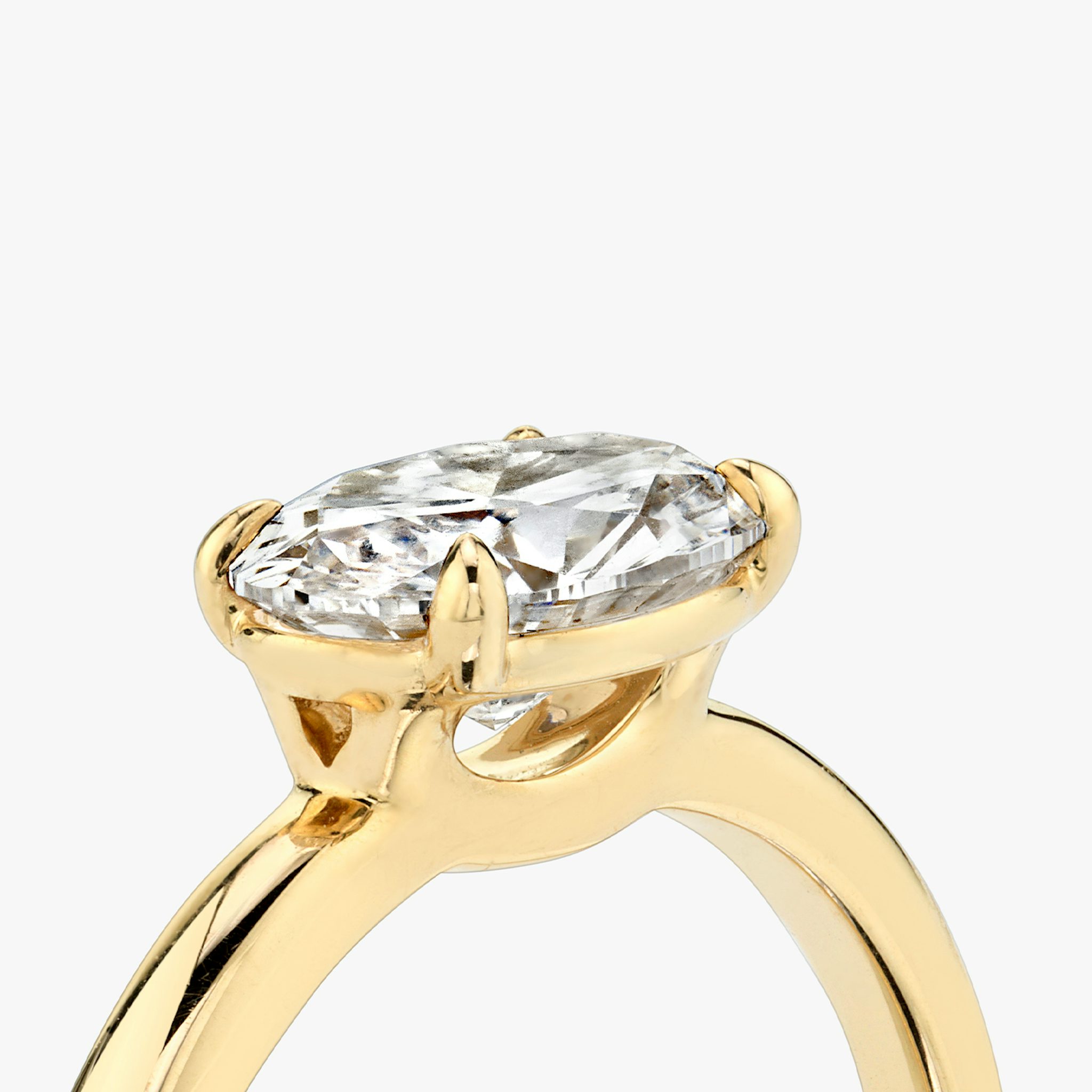 The Signature | Oval | 18k | Yellow Gold | bandAccent: Plain | bandWidth: standard | diamondOrientation: horizontal | hiddenHalo: no | caratWeight: other