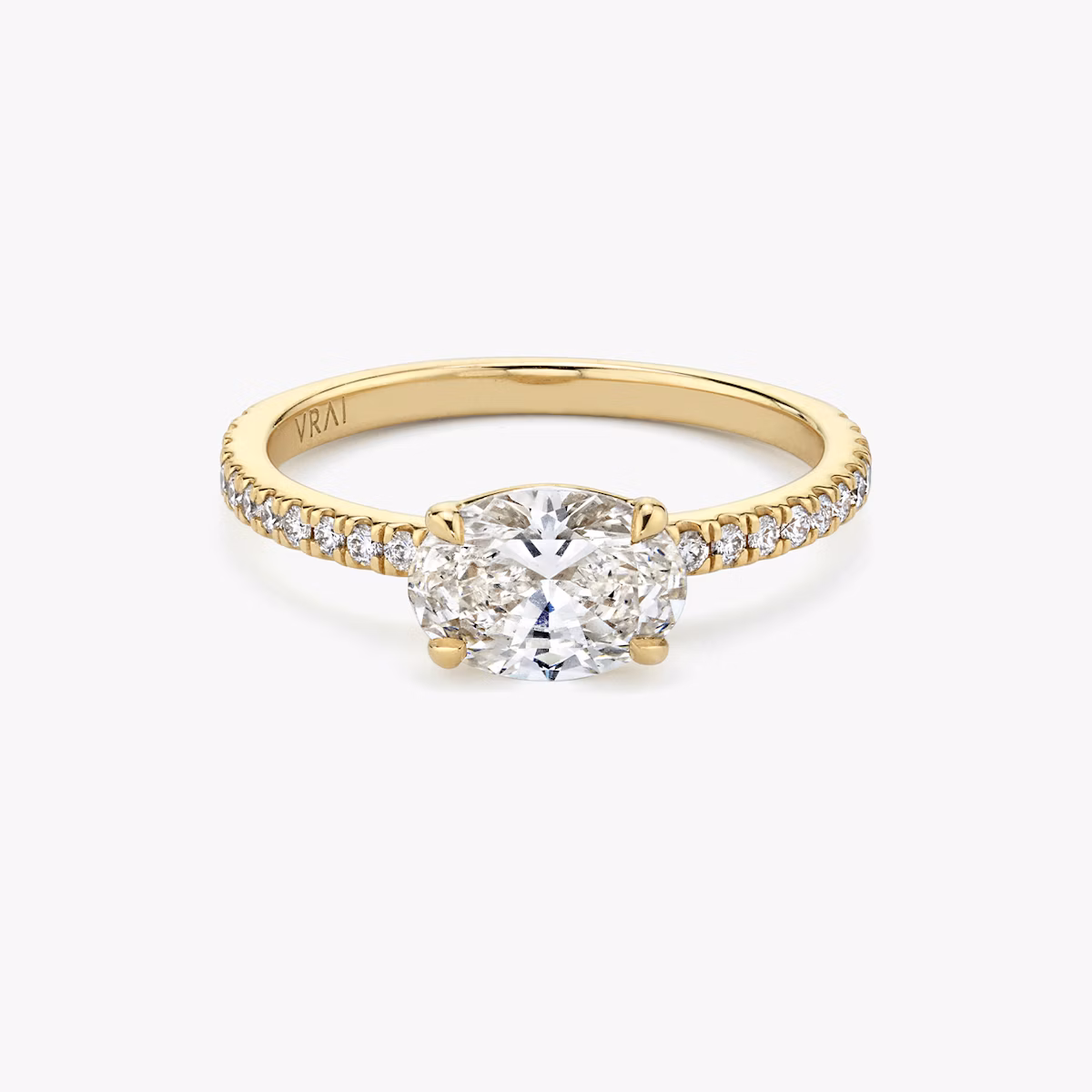Anillo de compromiso Signature | Oval | 18k | Oro amarillo | bandAccent: Pavé | bandWidth: standard | diamondOrientation: horizontal | hiddenHalo: no | caratWeight: other