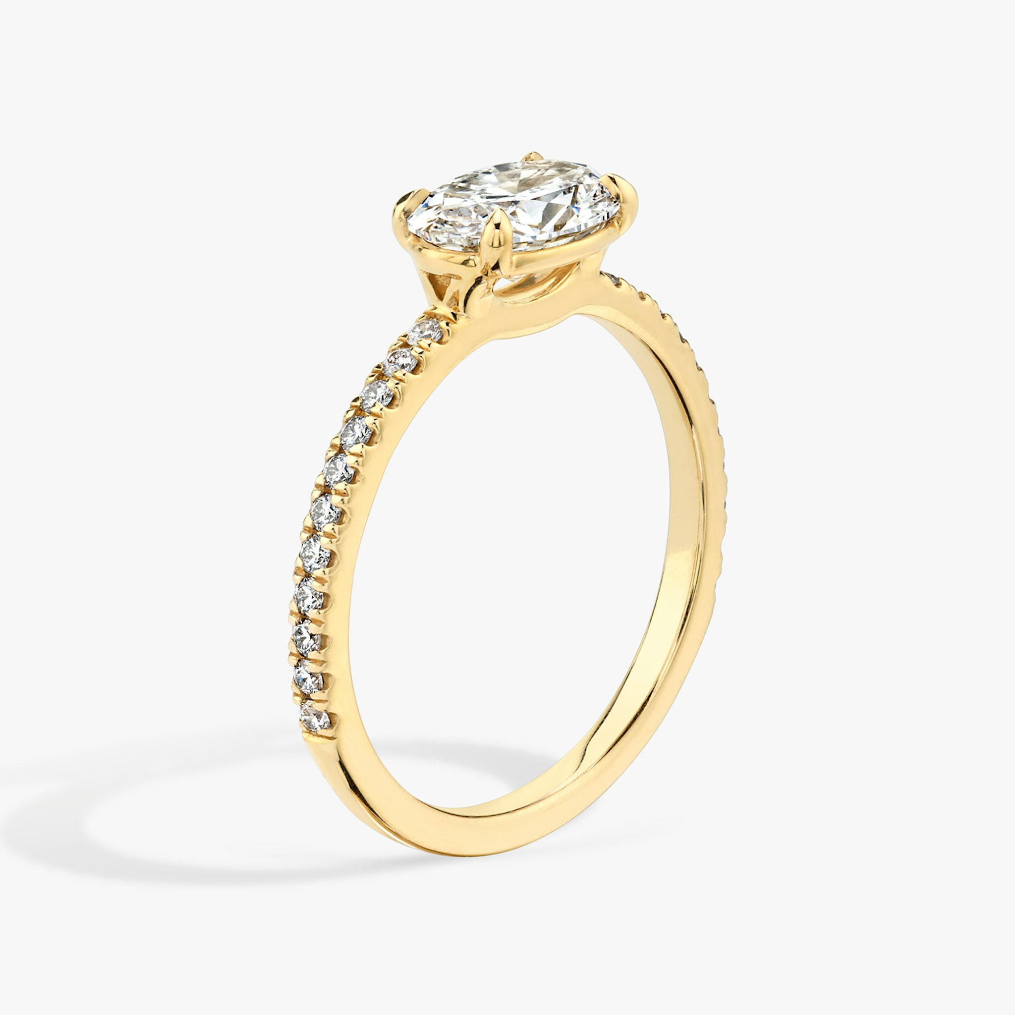 The Signature | Oval | 18k | Yellow Gold | bandAccent: Pavé | bandWidth: standard | diamondOrientation: horizontal | hiddenHalo: no | caratWeight: other
