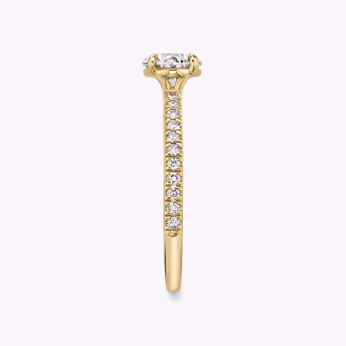 Anillo de compromiso Signature | Oval | 18k | Oro amarillo | bandAccent: Pavé | bandWidth: standard | diamondOrientation: horizontal | hiddenHalo: no | caratWeight: other