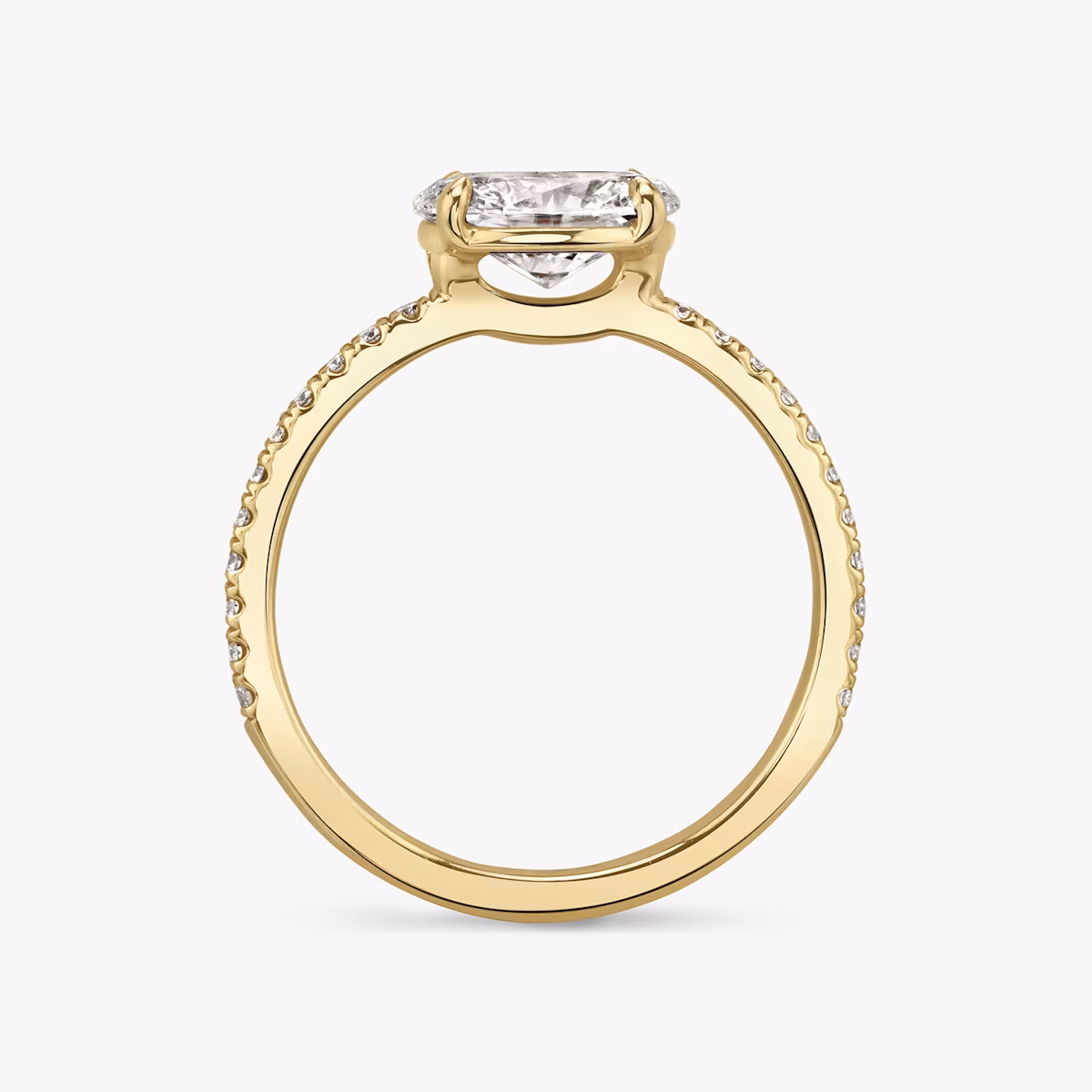 Anillo de compromiso Signature | Oval | 18k | Oro amarillo | bandAccent: Pavé | bandWidth: standard | diamondOrientation: horizontal | hiddenHalo: no | caratWeight: other