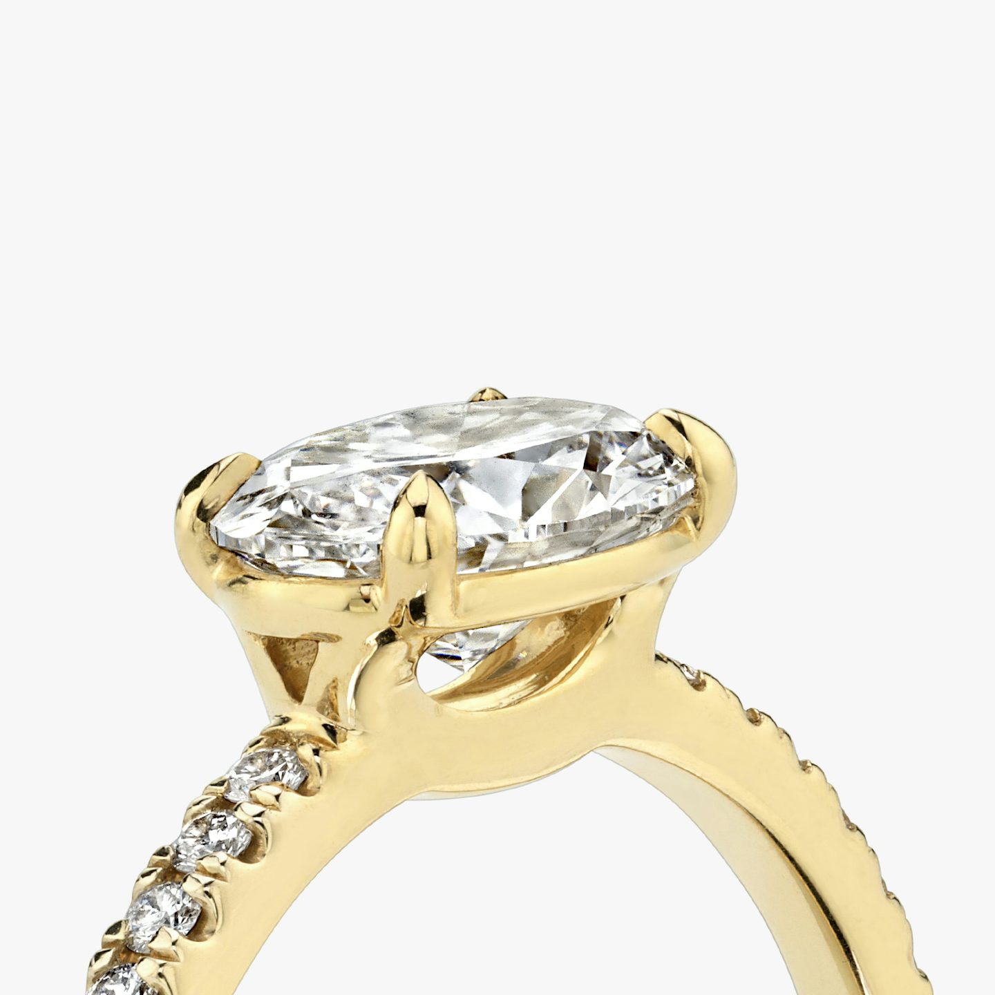 The Signature | Oval | 18k | Yellow Gold | bandAccent: Pavé | bandWidth: standard | diamondOrientation: horizontal | hiddenHalo: no | caratWeight: other