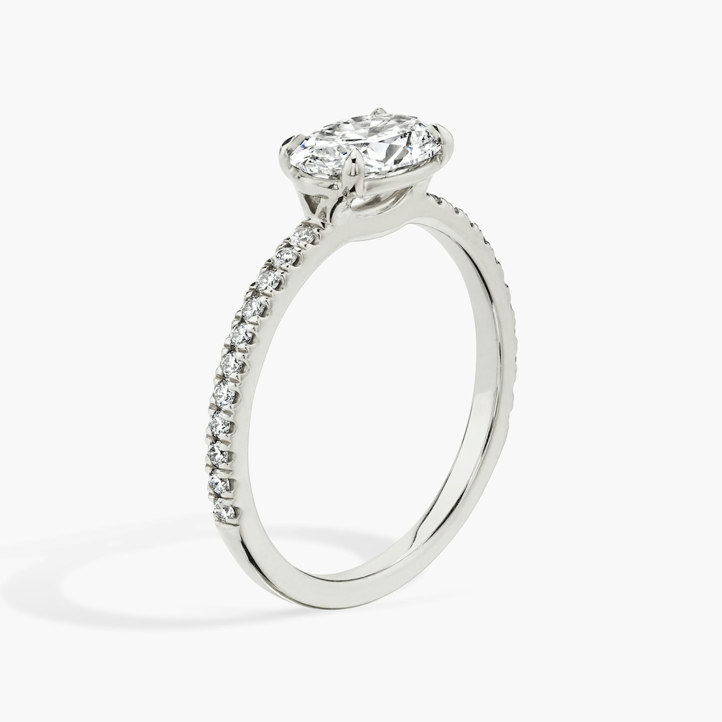 Signature | Oval | 18k | Weißgold | bandAccent: Mit Pavé-Besatz | bandWidth: standard | diamondOrientation: horizontal | hiddenHalo: no | caratWeight: other