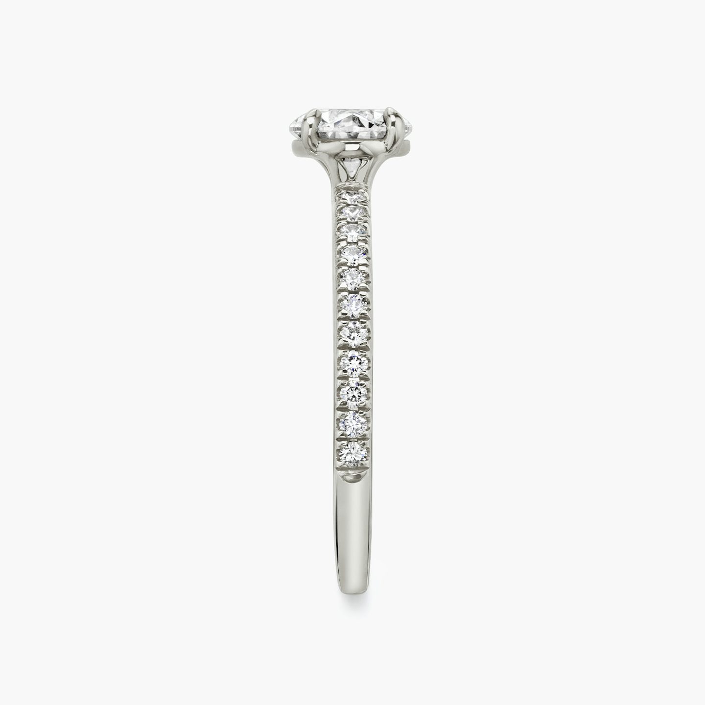 Signature | Oval | 18k | Weißgold | bandAccent: Mit Pavé-Besatz | bandWidth: standard | diamondOrientation: horizontal | hiddenHalo: no | caratWeight: other