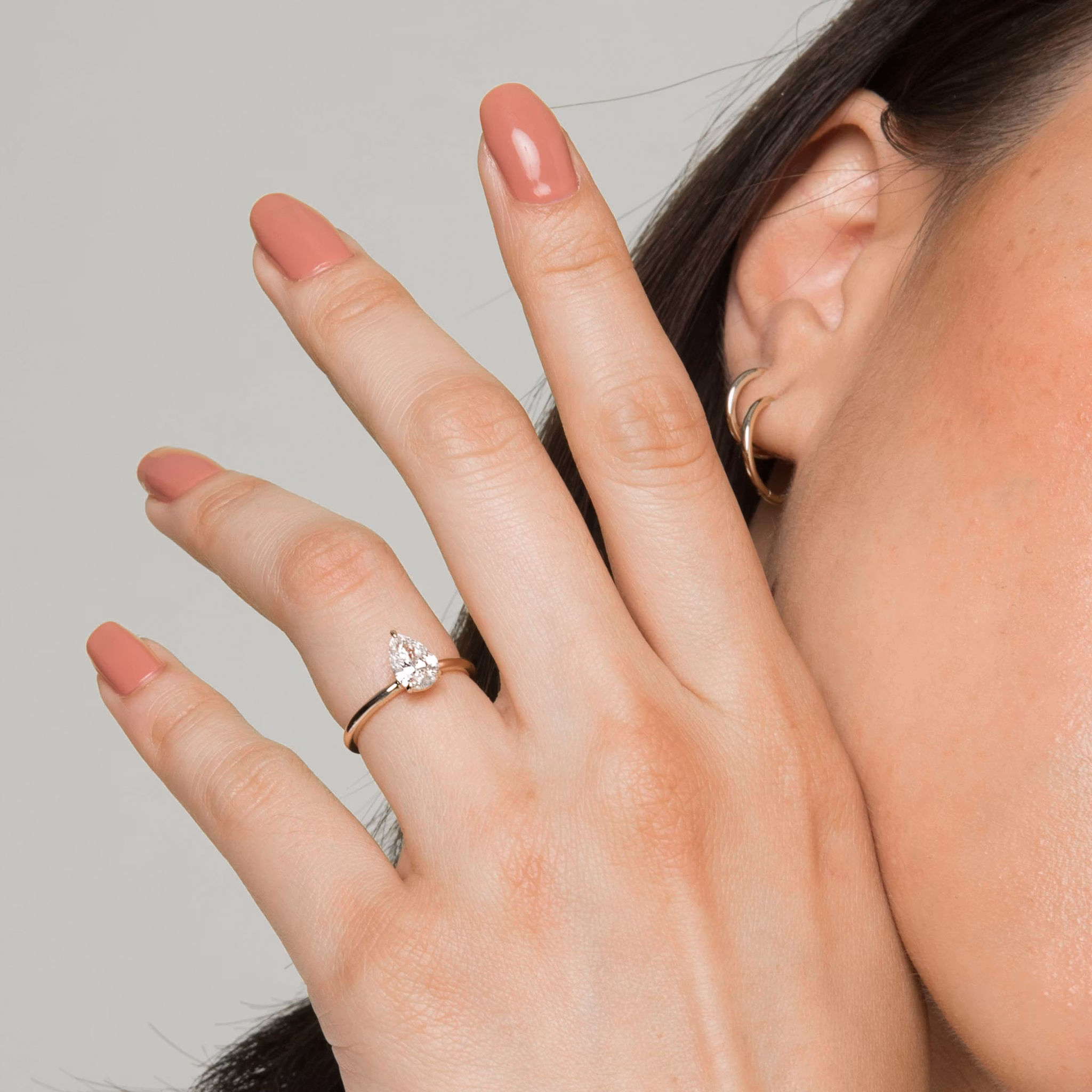 The Signature | Pear | 18k | White Gold | bandAccent: Plain | bandWidth: standard | hiddenHalo: no | diamondOrientation: vertical | caratWeight: other