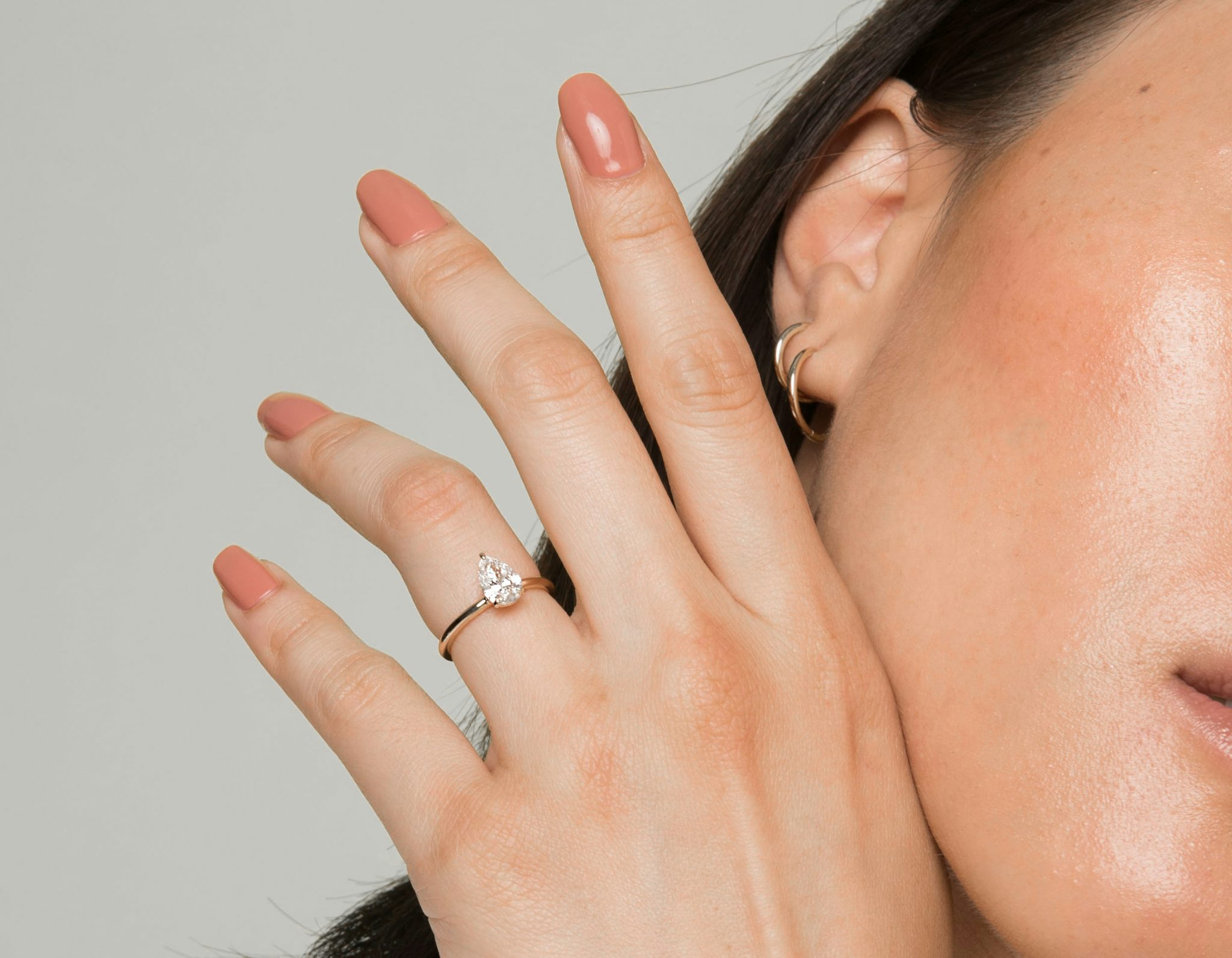 The Signature | Pear | 18k | White Gold | bandAccent: Plain | bandWidth: standard | hiddenHalo: no | diamondOrientation: vertical | caratWeight: other