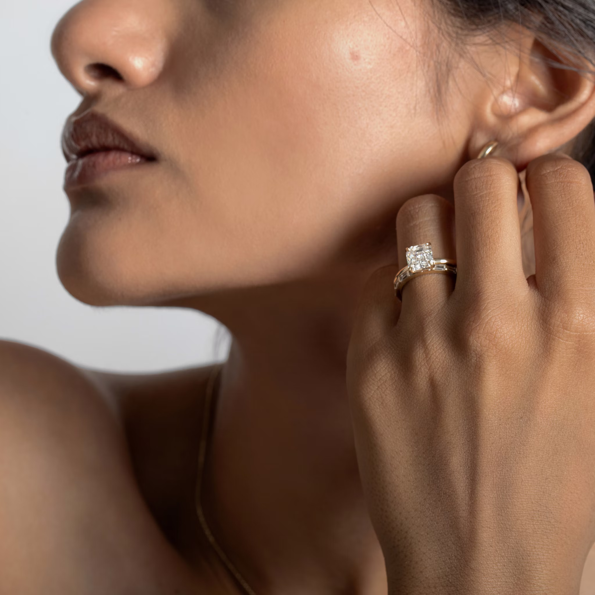 Signature | Asscher | Platin | bandAccent: Mit Pavé-Besatz | bandWidth: standard | hiddenHalo: no | diamondOrientation: horizontal | caratWeight: other