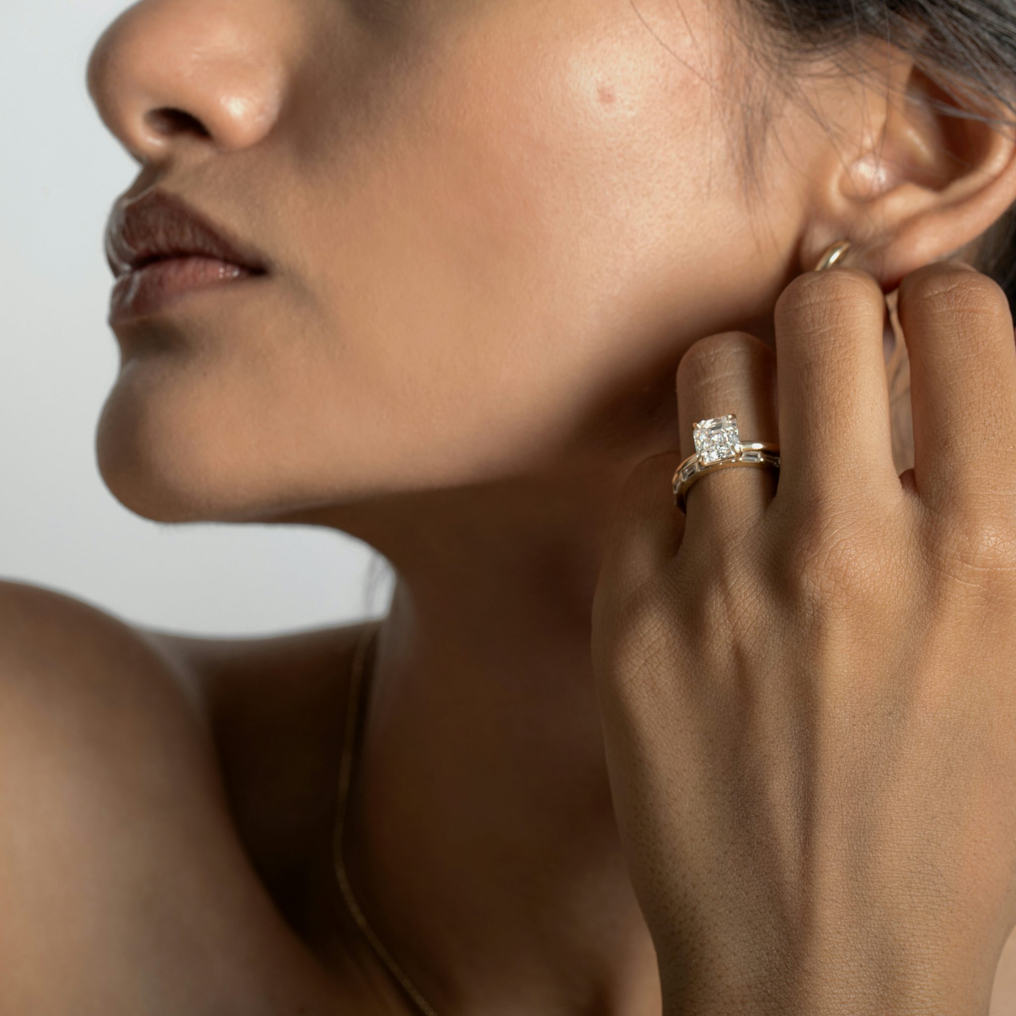 Signature | Asscher | Platin | bandAccent: Mit Pavé-Besatz | bandWidth: standard | hiddenHalo: no | diamondOrientation: horizontal | caratWeight: other