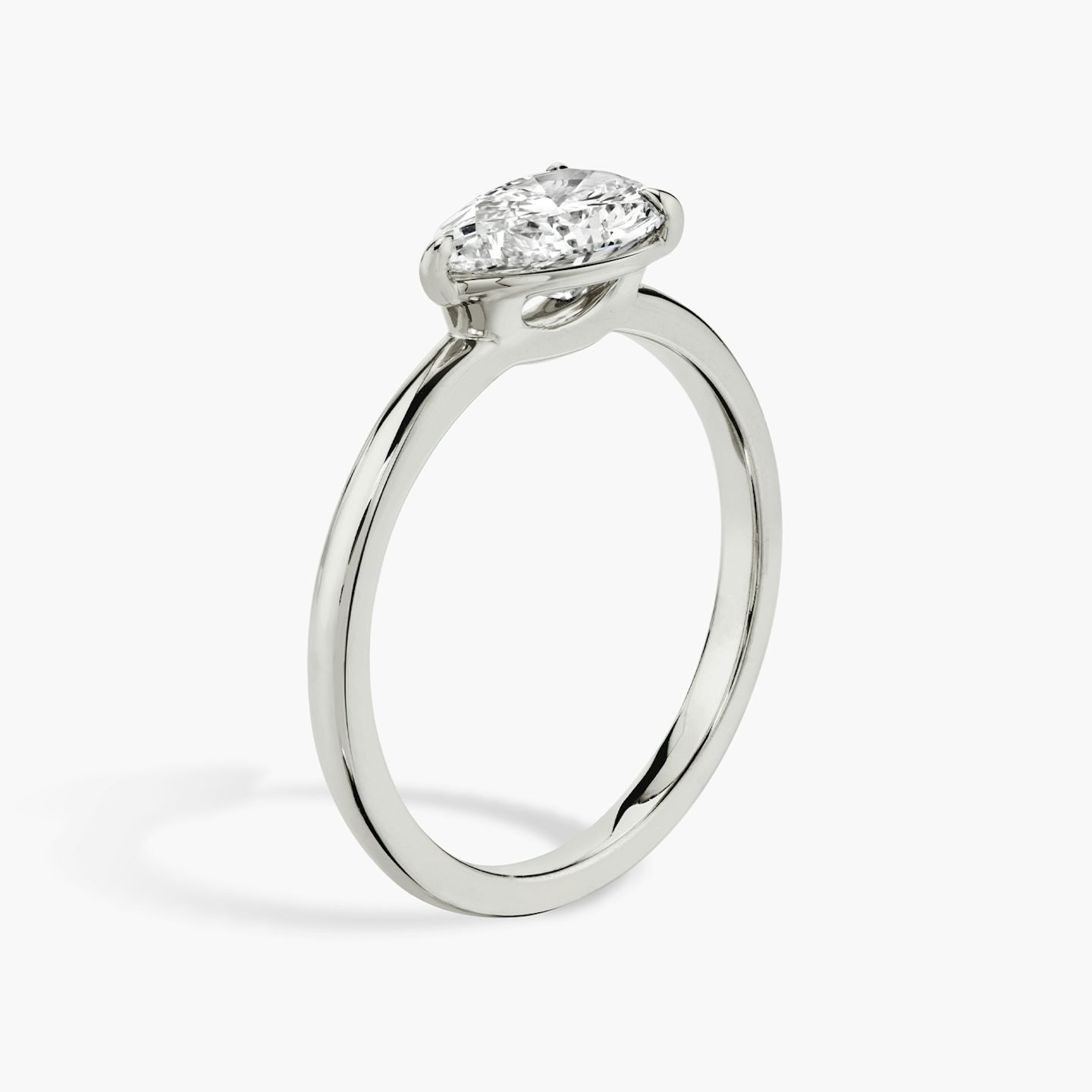 Anillo de compromiso Signature | Pera | 18k | Oro blanco | bandAccent: Simple | bandWidth: standard | diamondOrientation: horizontal | hiddenHalo: no | caratWeight: other