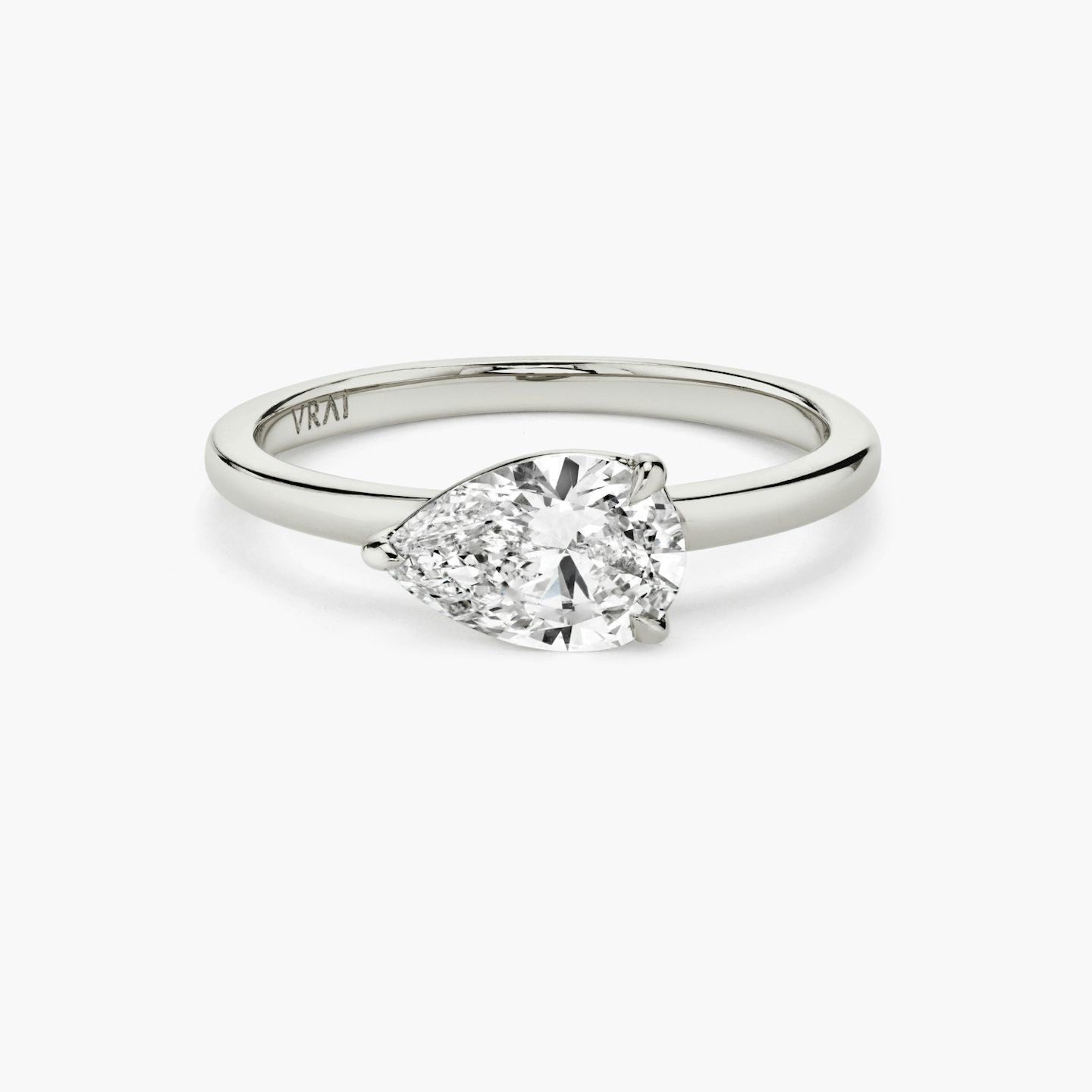 Anillo de compromiso Signature | Pera | 18k | Oro blanco | bandAccent: Simple | bandWidth: standard | diamondOrientation: horizontal | hiddenHalo: no | caratWeight: other
