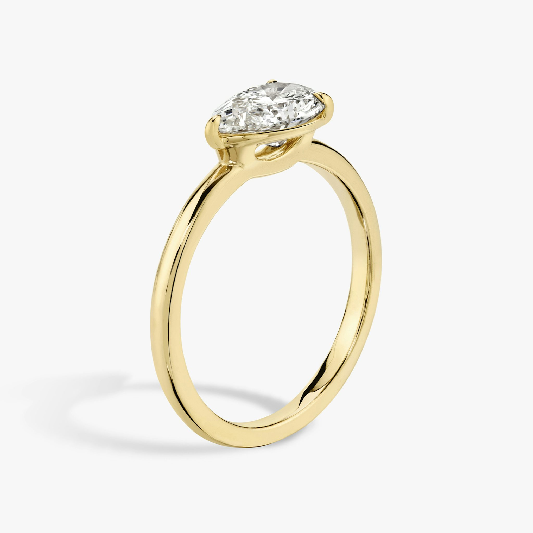 The Signature | Pear | 18k | Yellow Gold | bandAccent: Plain | bandWidth: standard | diamondOrientation: horizontal | hiddenHalo: no | caratWeight: other