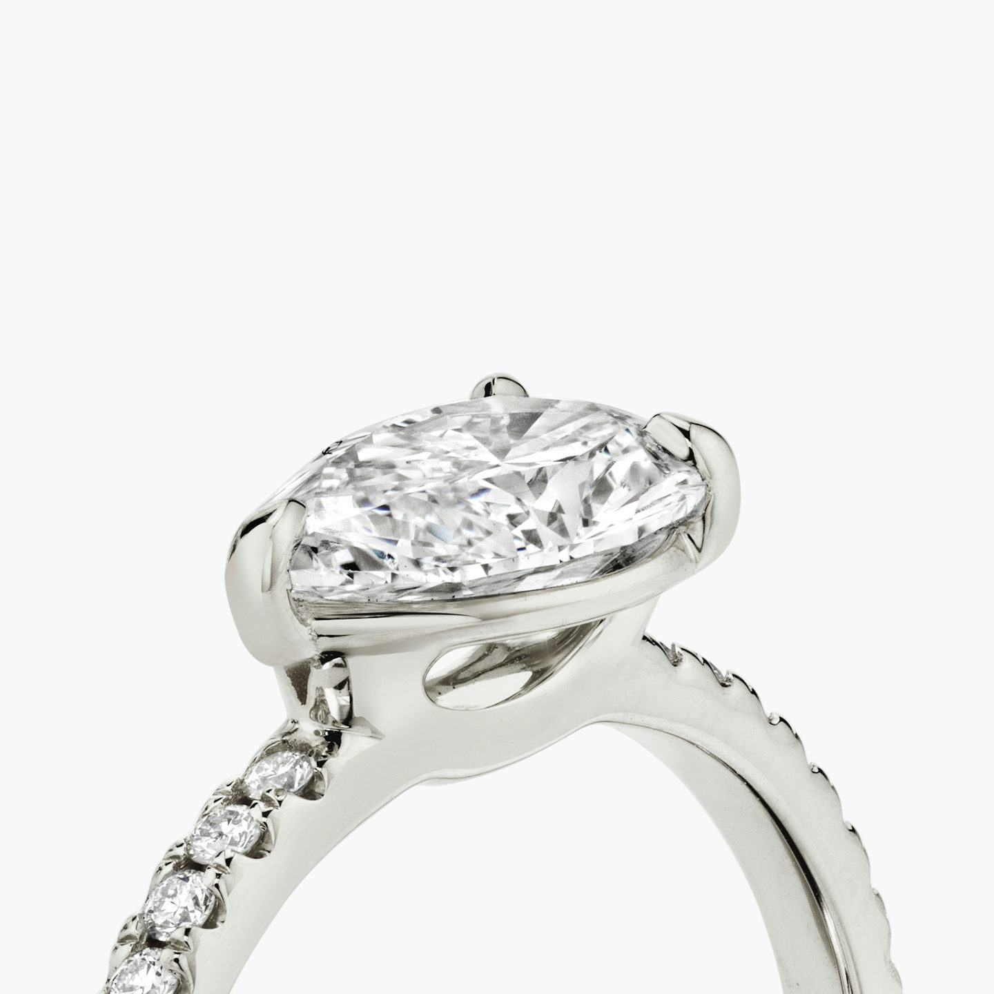 Anillo de compromiso Signature | Pera | 18k | Oro blanco | bandAccent: Pavé | bandWidth: standard | diamondOrientation: horizontal | hiddenHalo: no | caratWeight: other