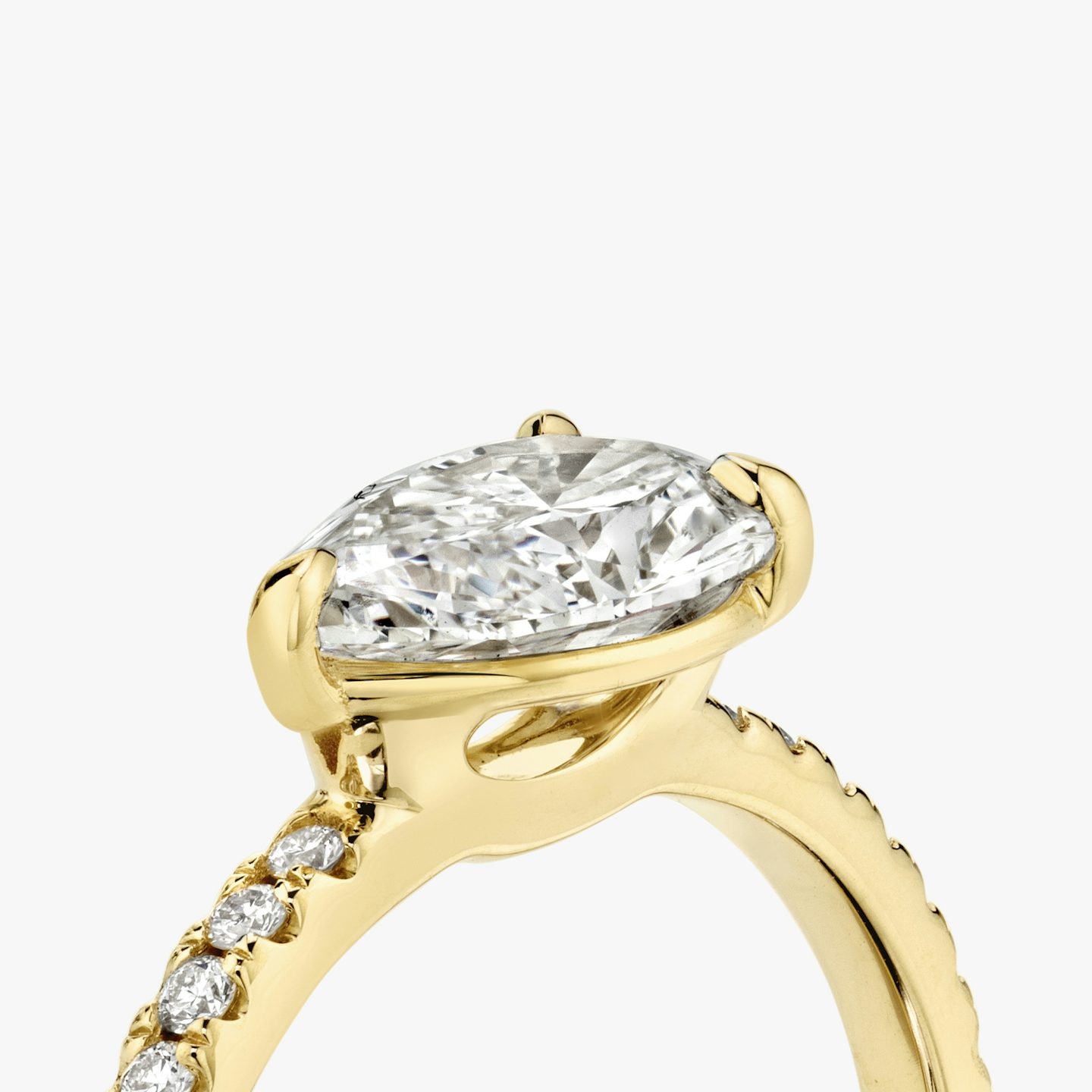 The Signature | Pear | 18k | Yellow Gold | bandAccent: Pavé | bandWidth: standard | diamondOrientation: horizontal | hiddenHalo: no | caratWeight: other
