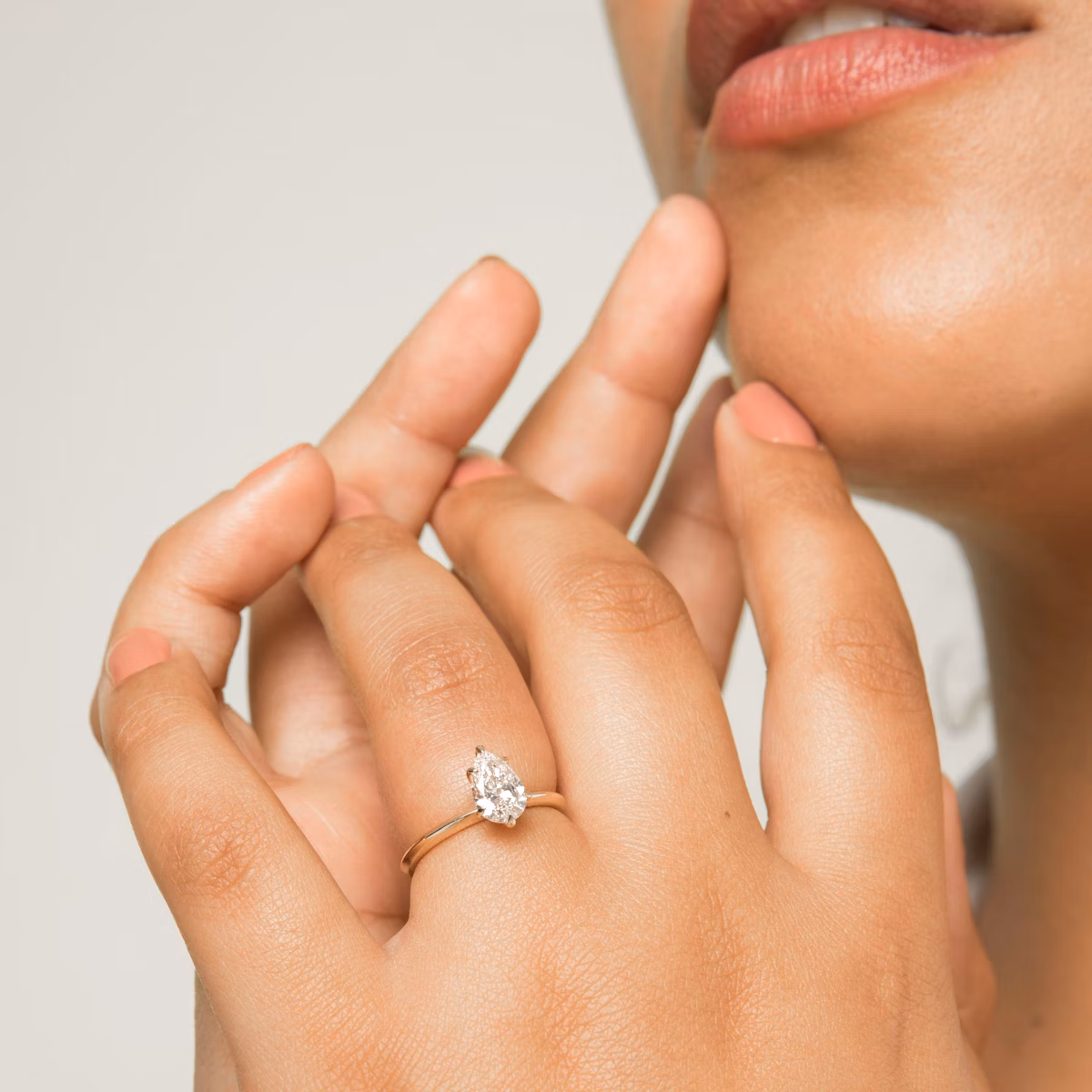 Anillo de compromiso Knife-Edge | Pera | 14k | Oro rosa | bandAccent: Simple | hiddenHalo: no | diamondOrientation: vertical | caratWeight: other