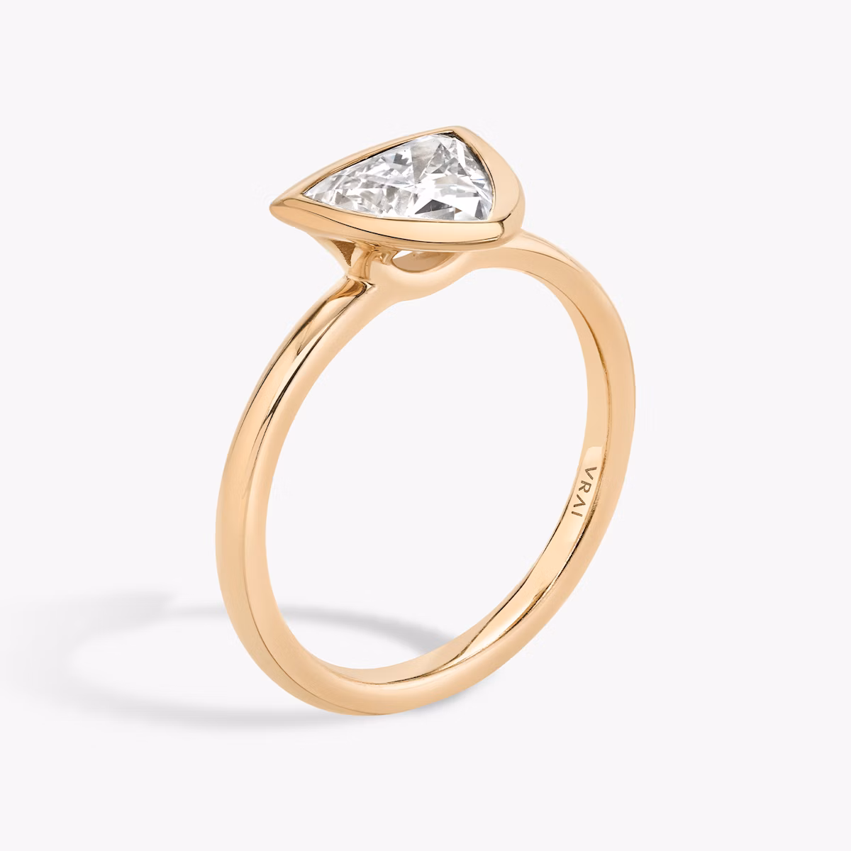 Anillo de compromiso Signature Bezel | Trillón | 14k | Oro rosa | bandAccent: Simple | diamondOrientation: horizontal | caratWeight: other