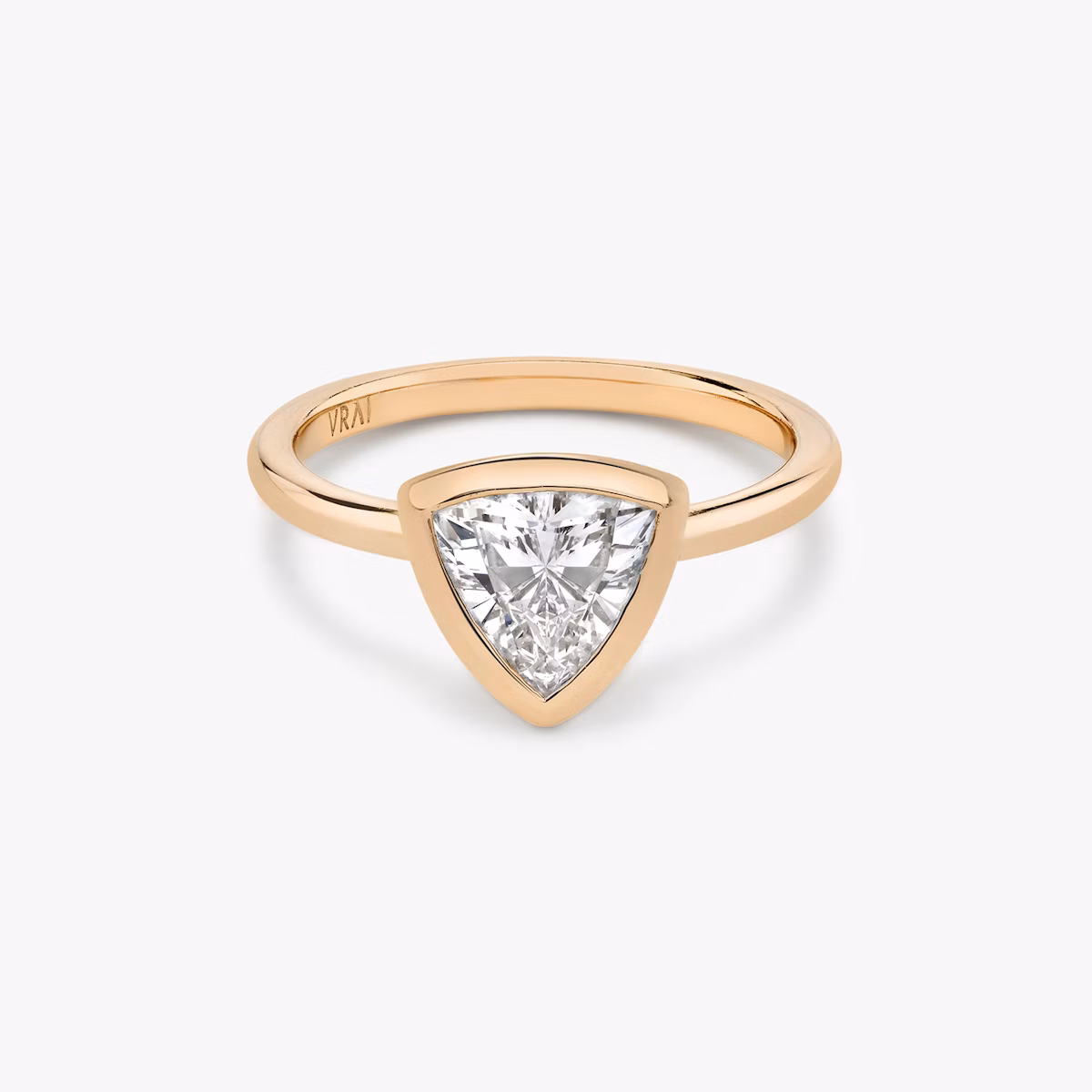 Anillo de compromiso Signature Bezel | Trillón | 14k | Oro rosa | bandAccent: Simple | diamondOrientation: horizontal | caratWeight: other