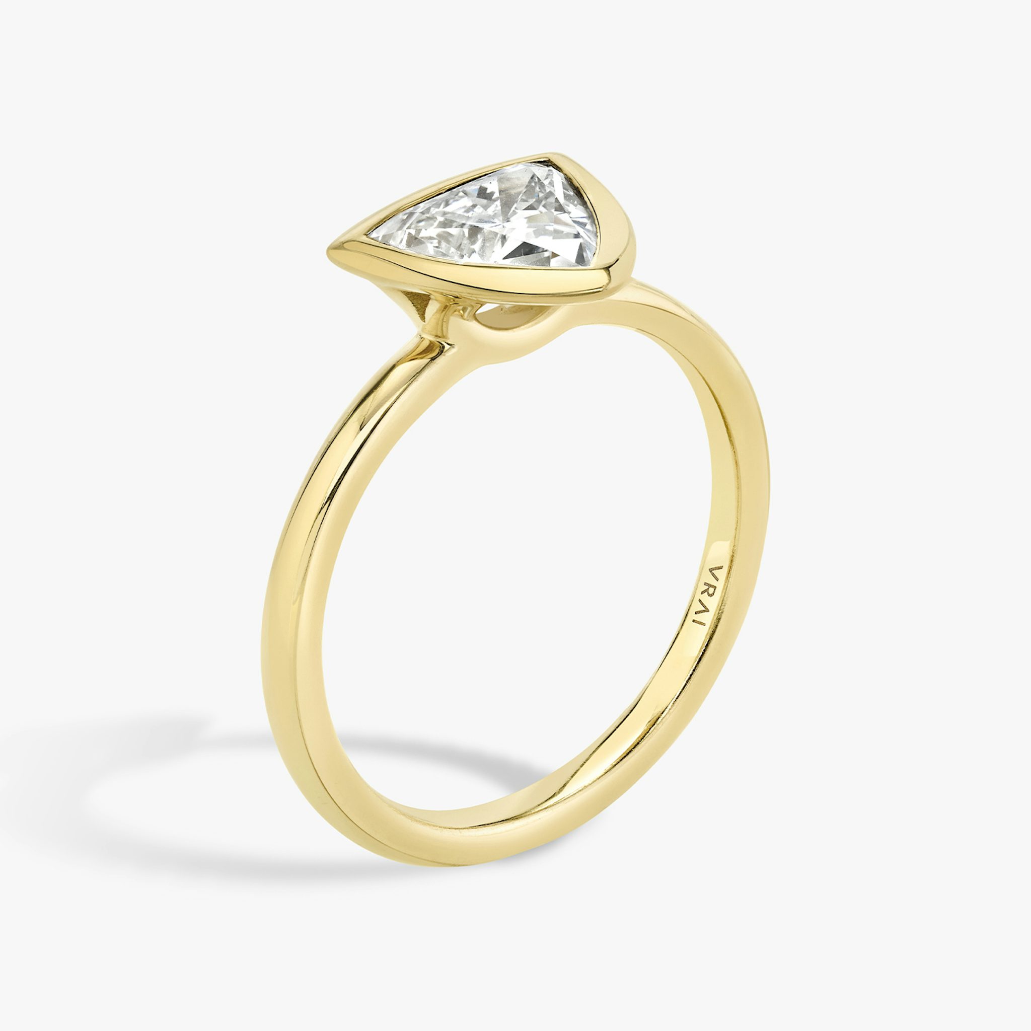 Signature Bezel | Trillant | 18k | Gelbgold | bandAccent: Ohne Pavé-Besatz | diamondOrientation: vertical | caratWeight: other