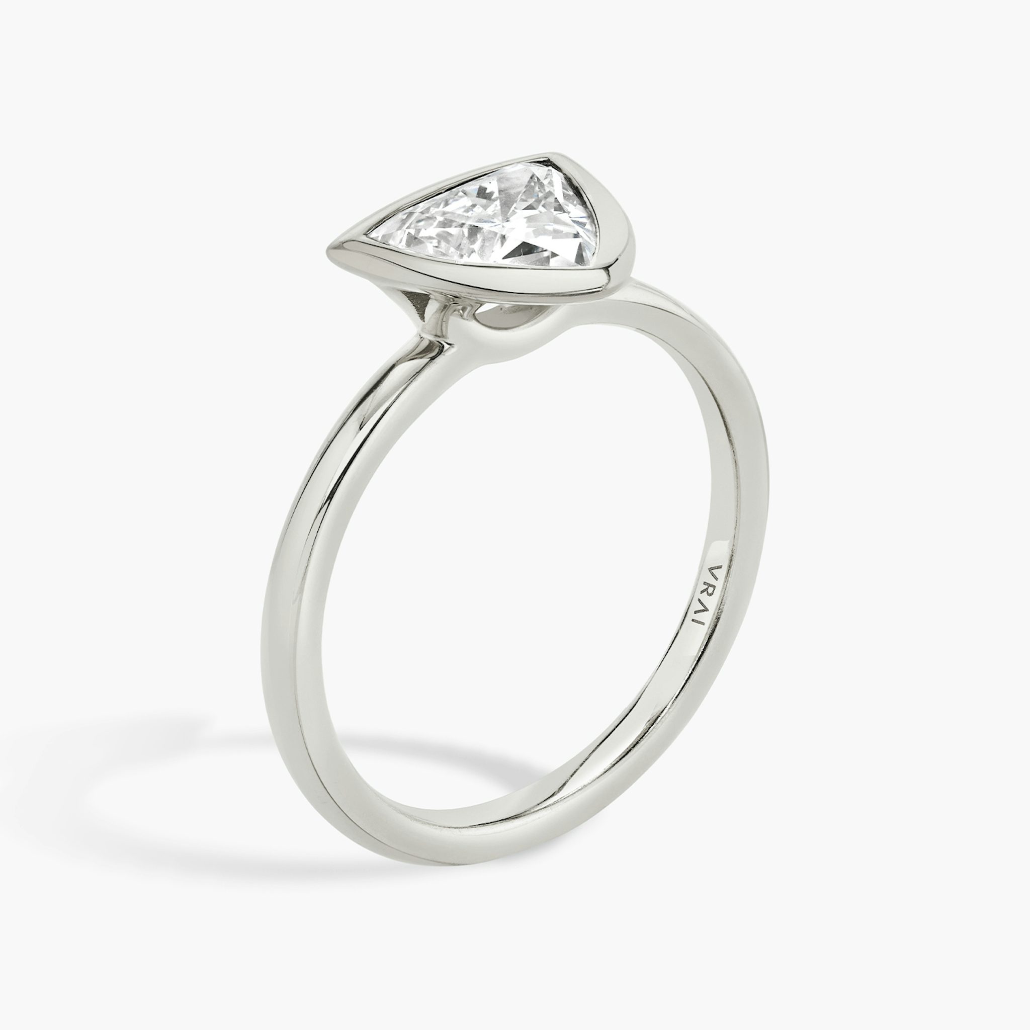 Signature Bezel | Trillant | 18k | Weißgold | bandAccent: Ohne Pavé-Besatz | diamondOrientation: vertical | caratWeight: other