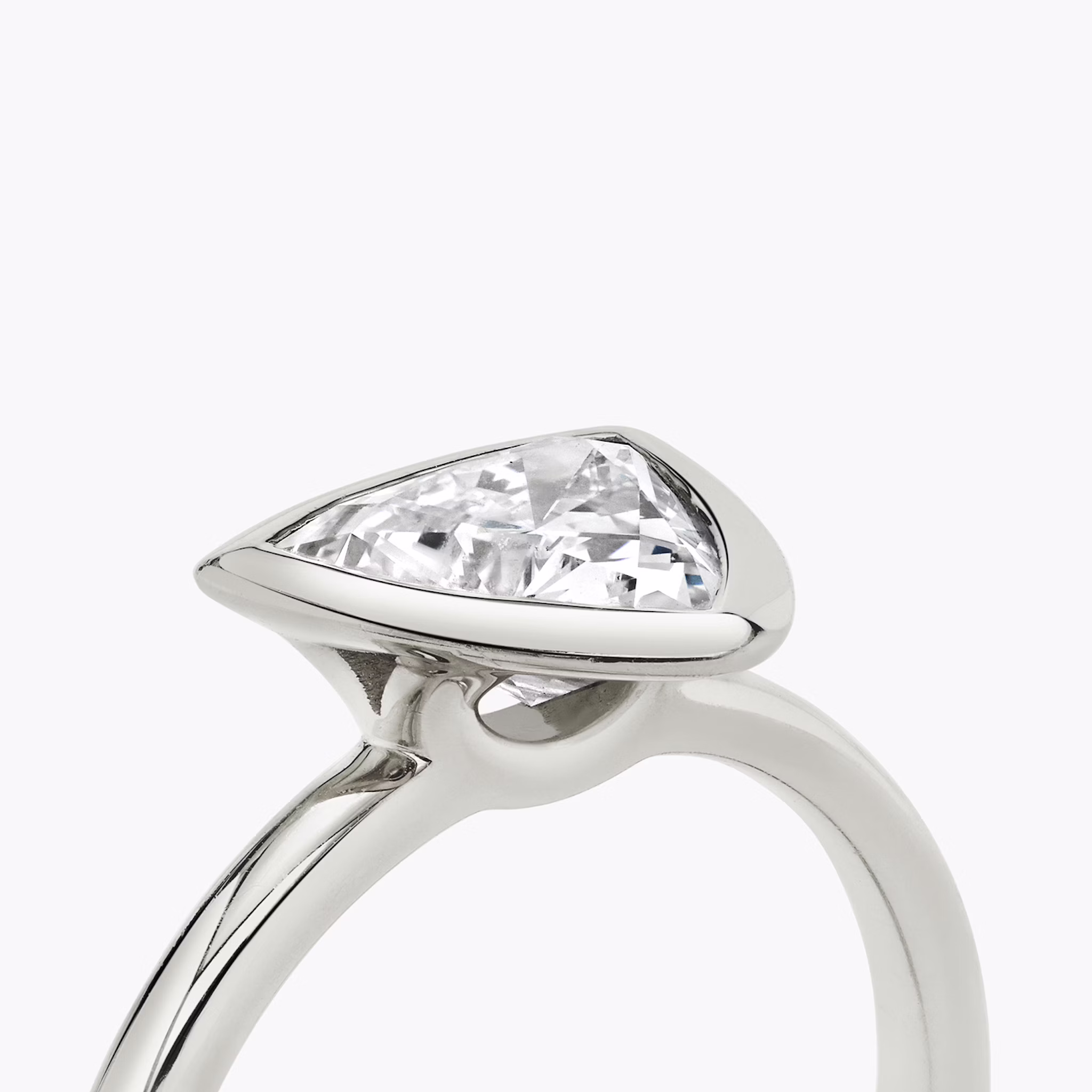 Signature Bezel | Trillant | 18k | Weißgold | bandAccent: Ohne Pavé-Besatz | diamondOrientation: vertical | caratWeight: other