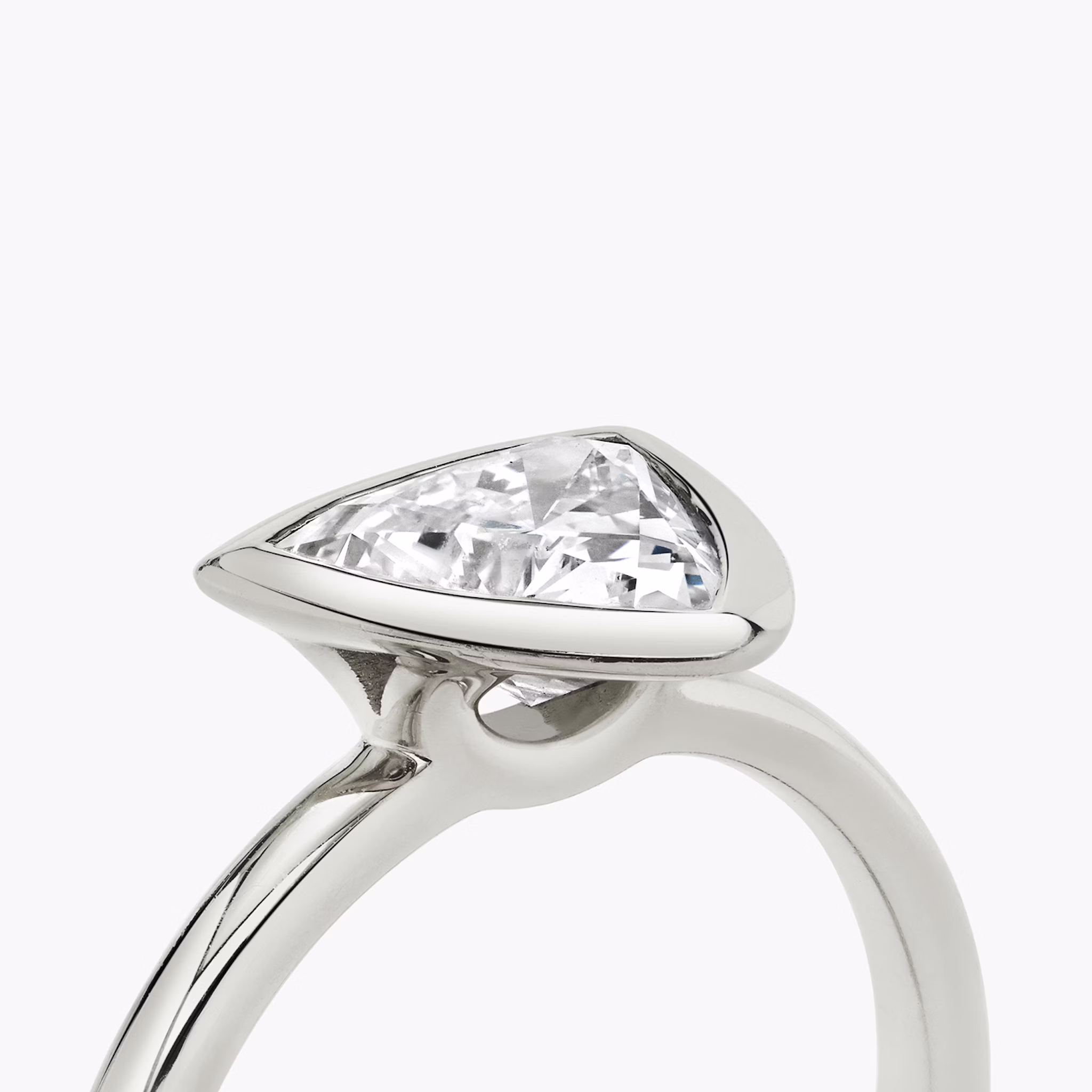 The Signature Bezel | Trillion | Platinum | bandAccent: Plain | diamondOrientation: horizontal | caratWeight: other