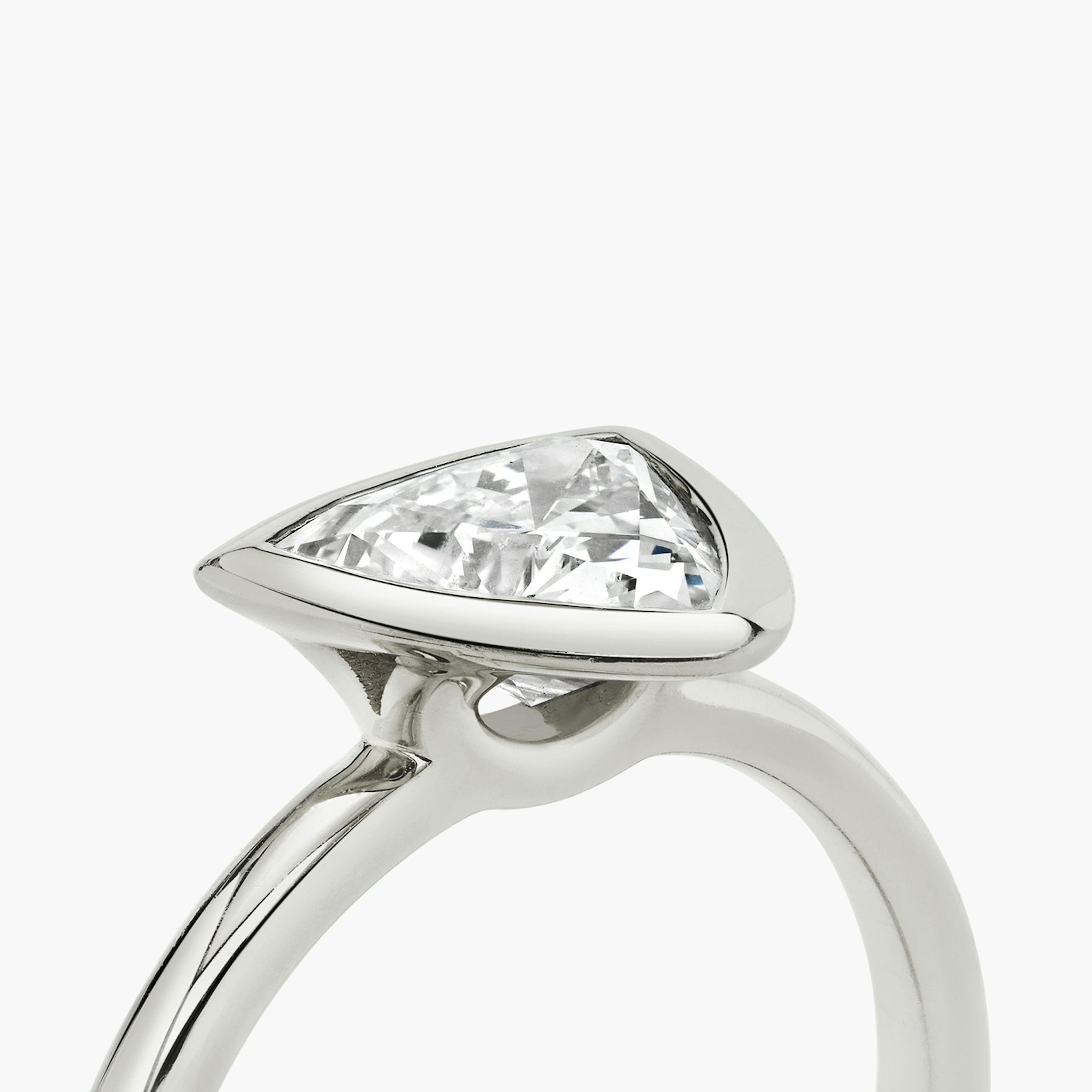 The Signature Bezel | Trillion | Platinum | bandAccent: Plain | diamondOrientation: horizontal | caratWeight: other