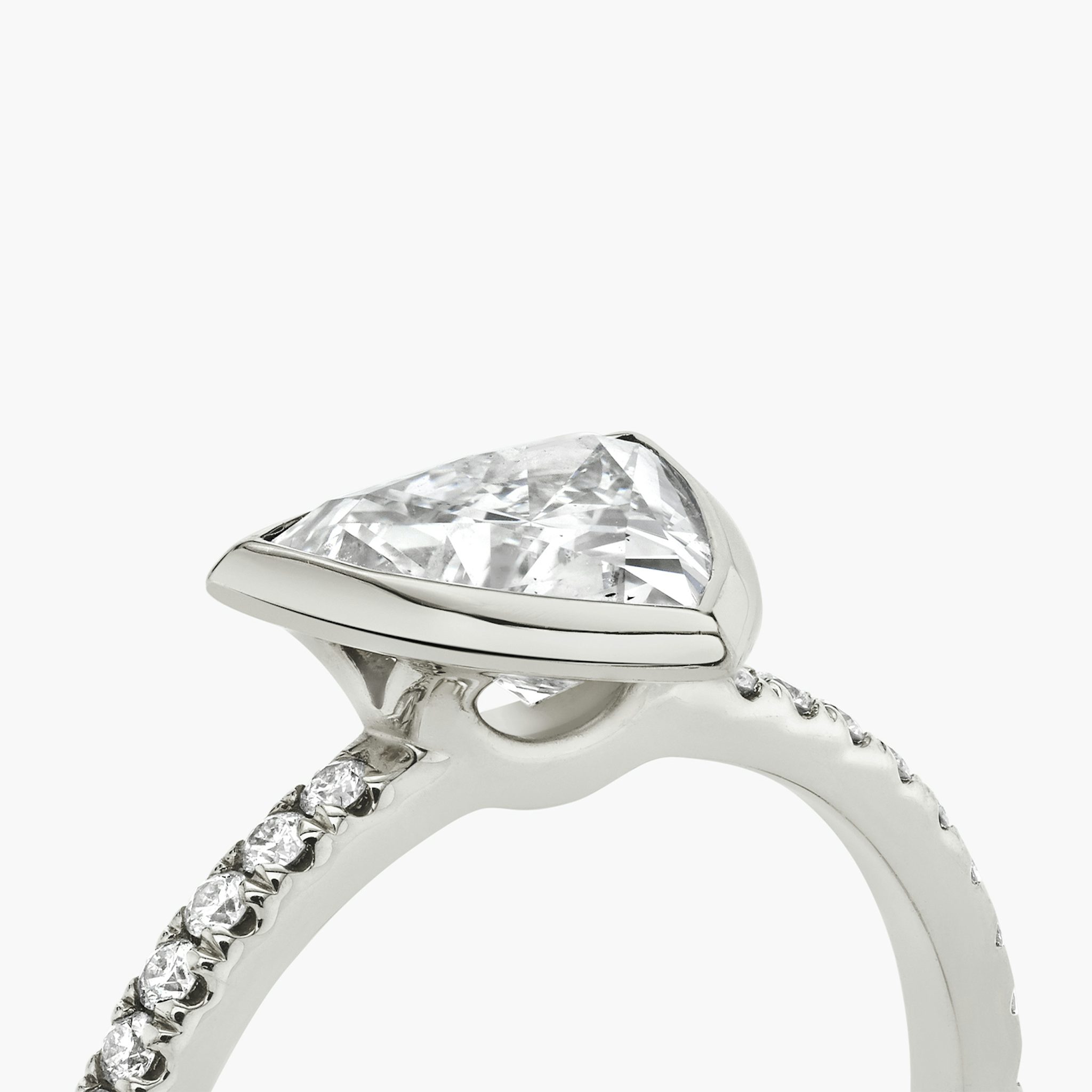 The Signature Bezel | Trillion | 18k | White Gold | bandAccent: Pavé | diamondOrientation: horizontal | caratWeight: other
