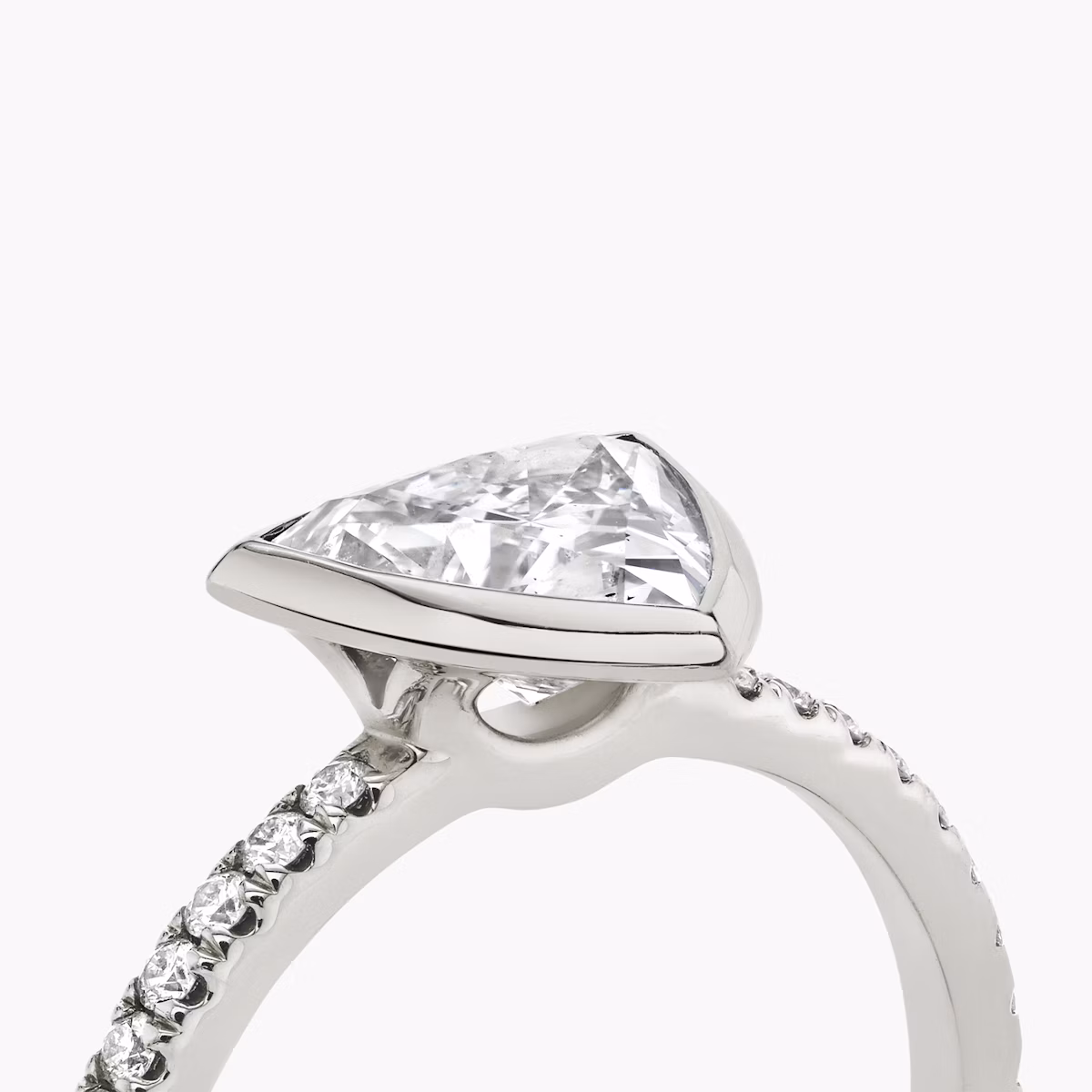 The Signature Bezel | Trillion | Platinum | bandAccent: Pavé | diamondOrientation: vertical | caratWeight: other